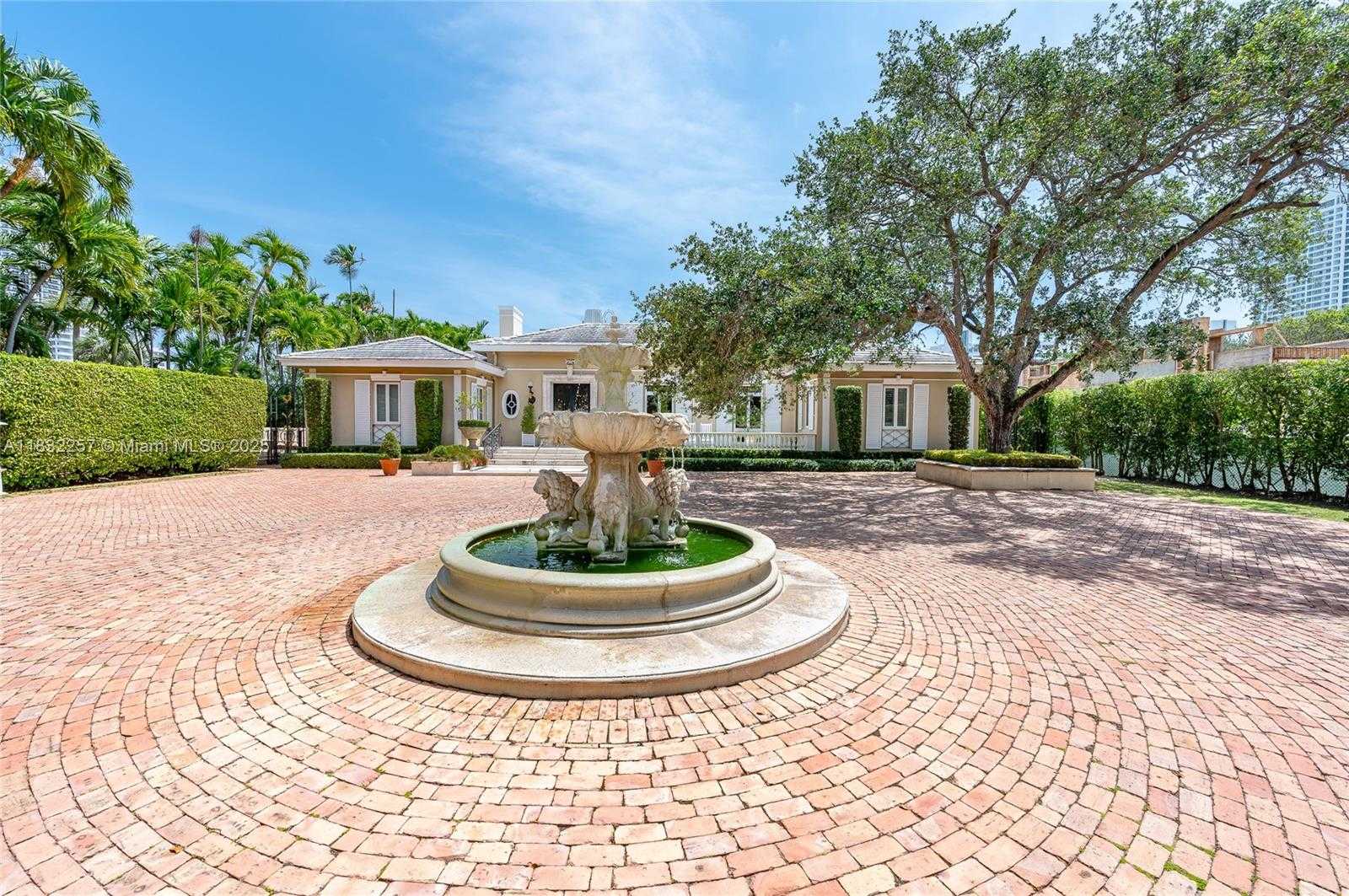 Small Image of 4539 PINE TREE DR, Miami Beach Number 3