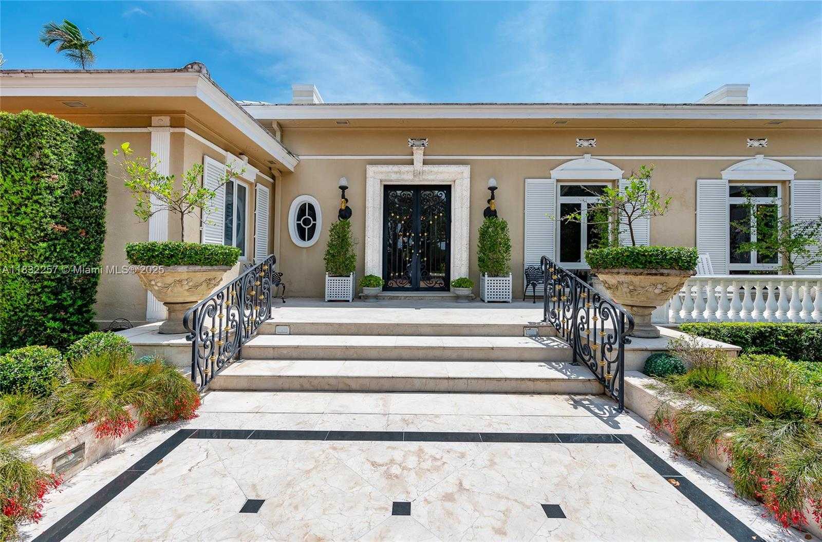 Small Image of 4539 PINE TREE DR, Miami Beach Number 4