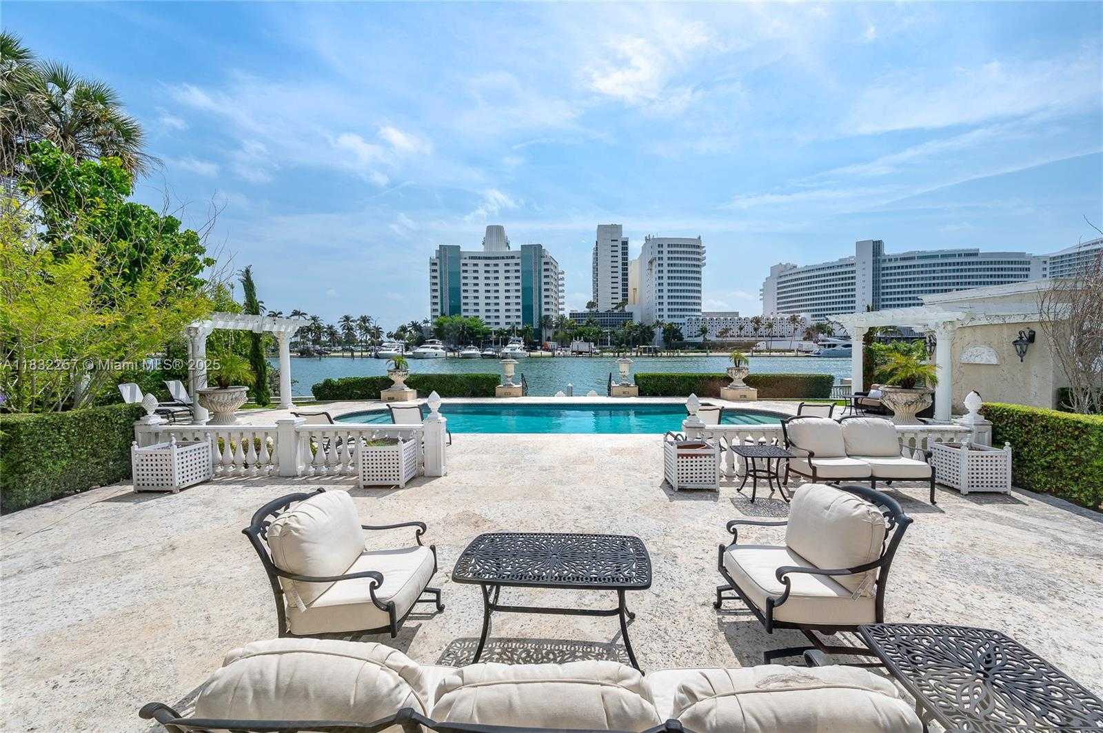 Small Image of 4539 PINE TREE DR, Miami Beach Number 5