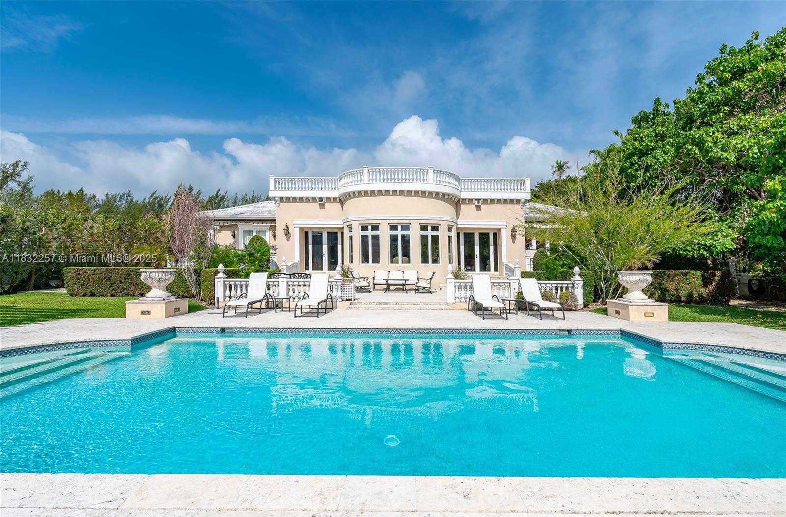 Small Image of 4539 PINE TREE DR, Miami Beach Number 7