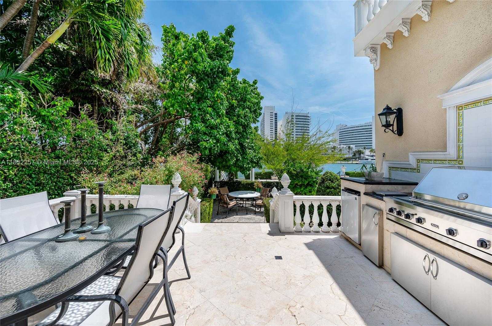 Small Image of 4539 PINE TREE DR, Miami Beach Number 9