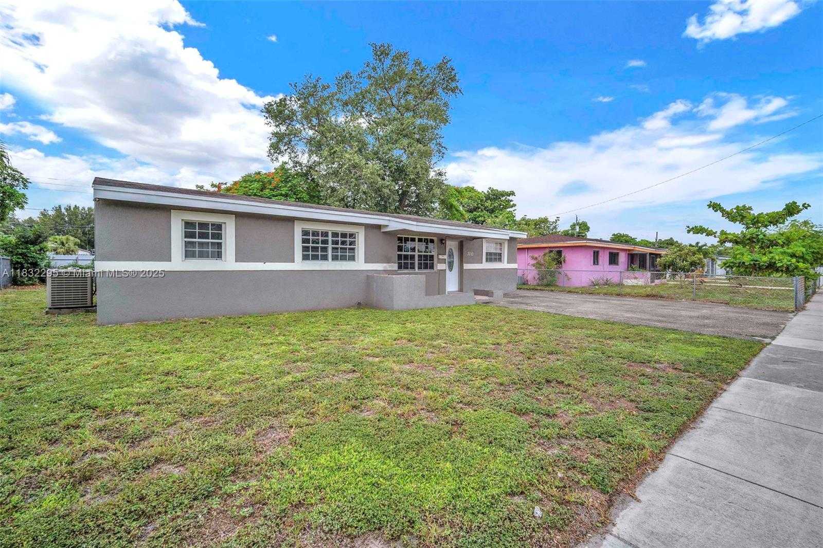 Small Image of 3010 NORTH WEST 171ST TER, Miami Gardens Number 2