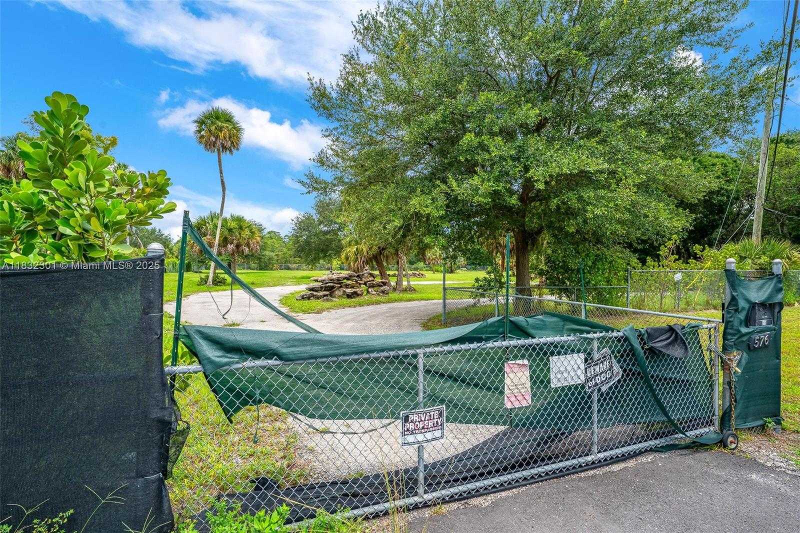 Small Image of 576 MARSHALL RD, West Palm Beach Number 41