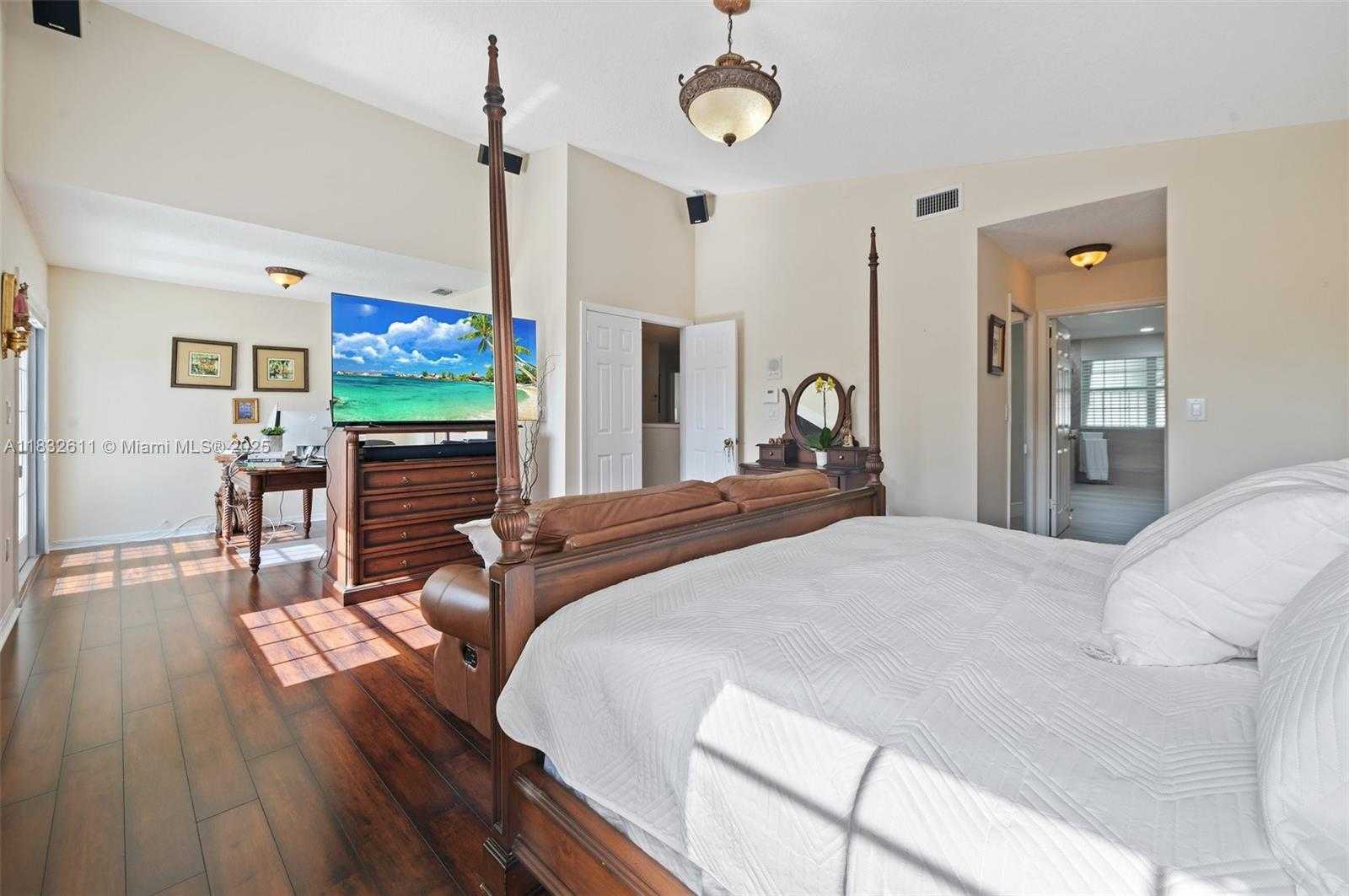 Small Image of 5194 NORTH WEST 106TH AVE, Doral Number 19