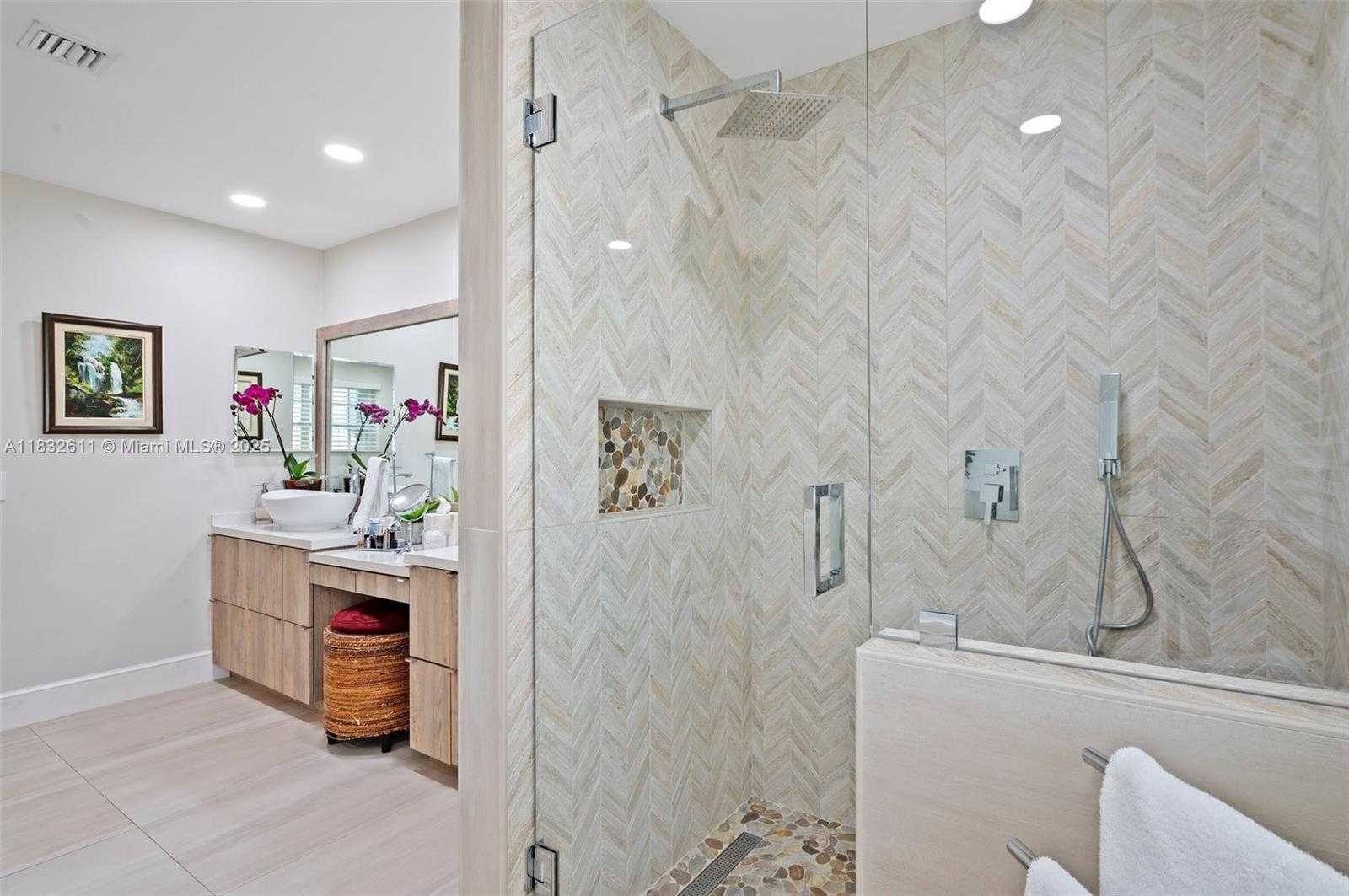 Small Image of 5194 NORTH WEST 106TH AVE, Doral Number 21