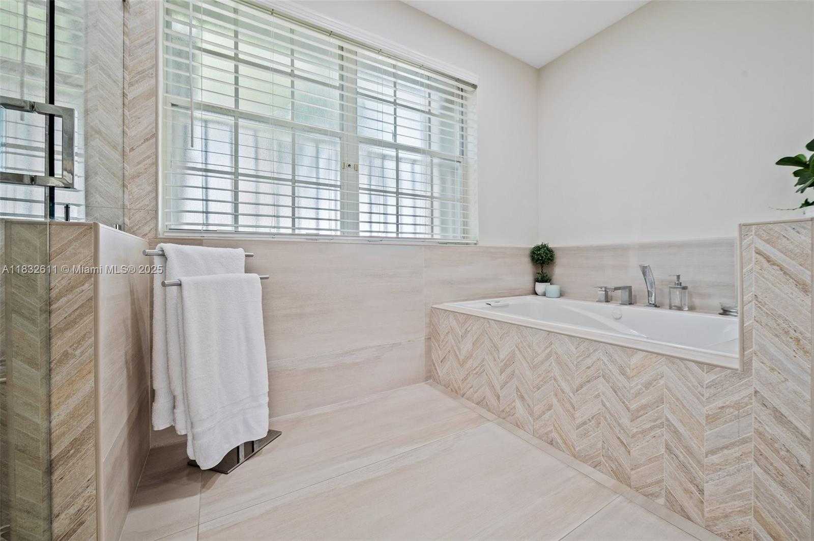 Small Image of 5194 NORTH WEST 106TH AVE, Doral Number 22