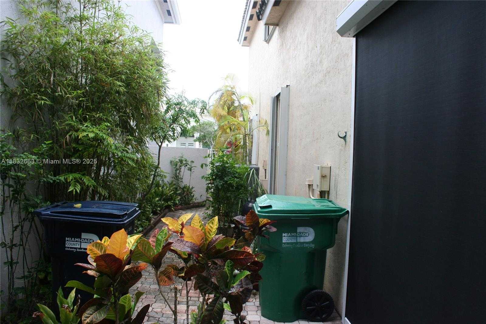 Small Image of Doral Number 25