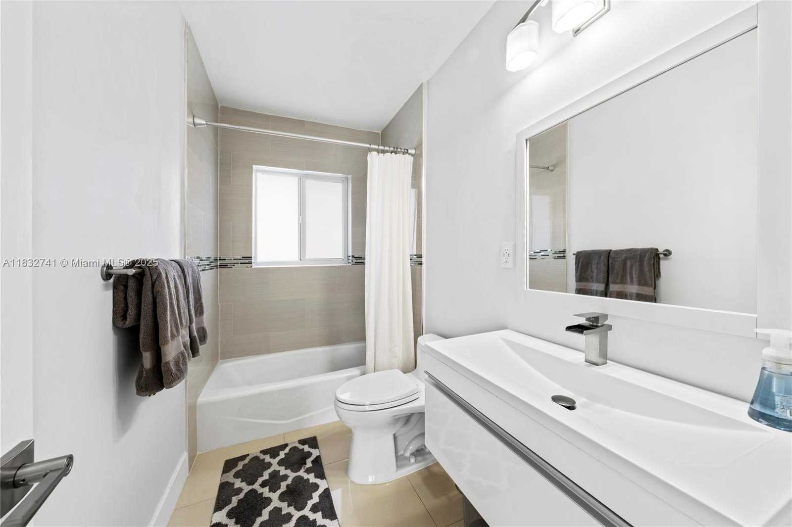 Small Image of 217 EAST ACRE DR, Plantation Number 27
