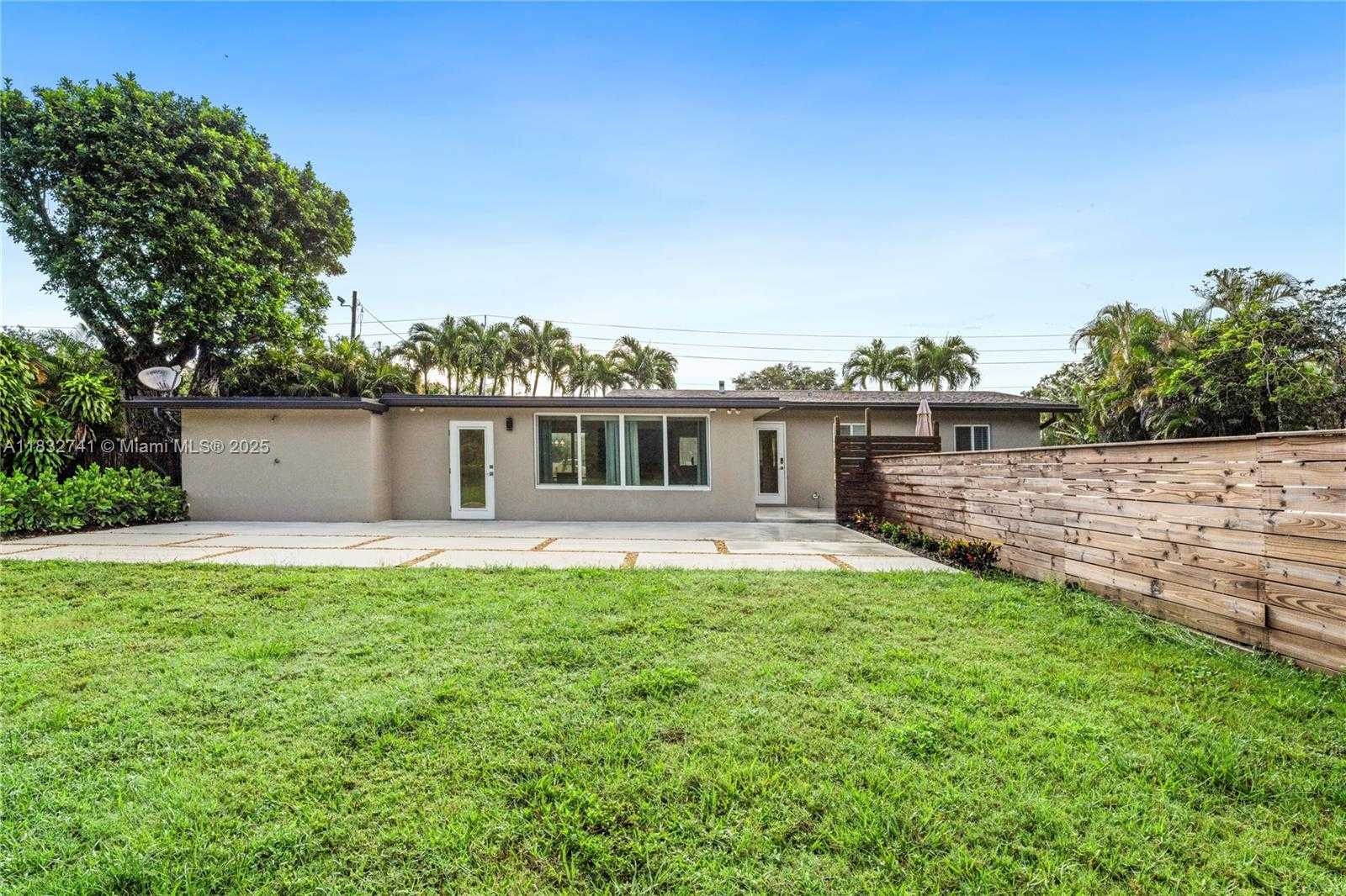 Small Image of 217 EAST ACRE DR, Plantation Number 29