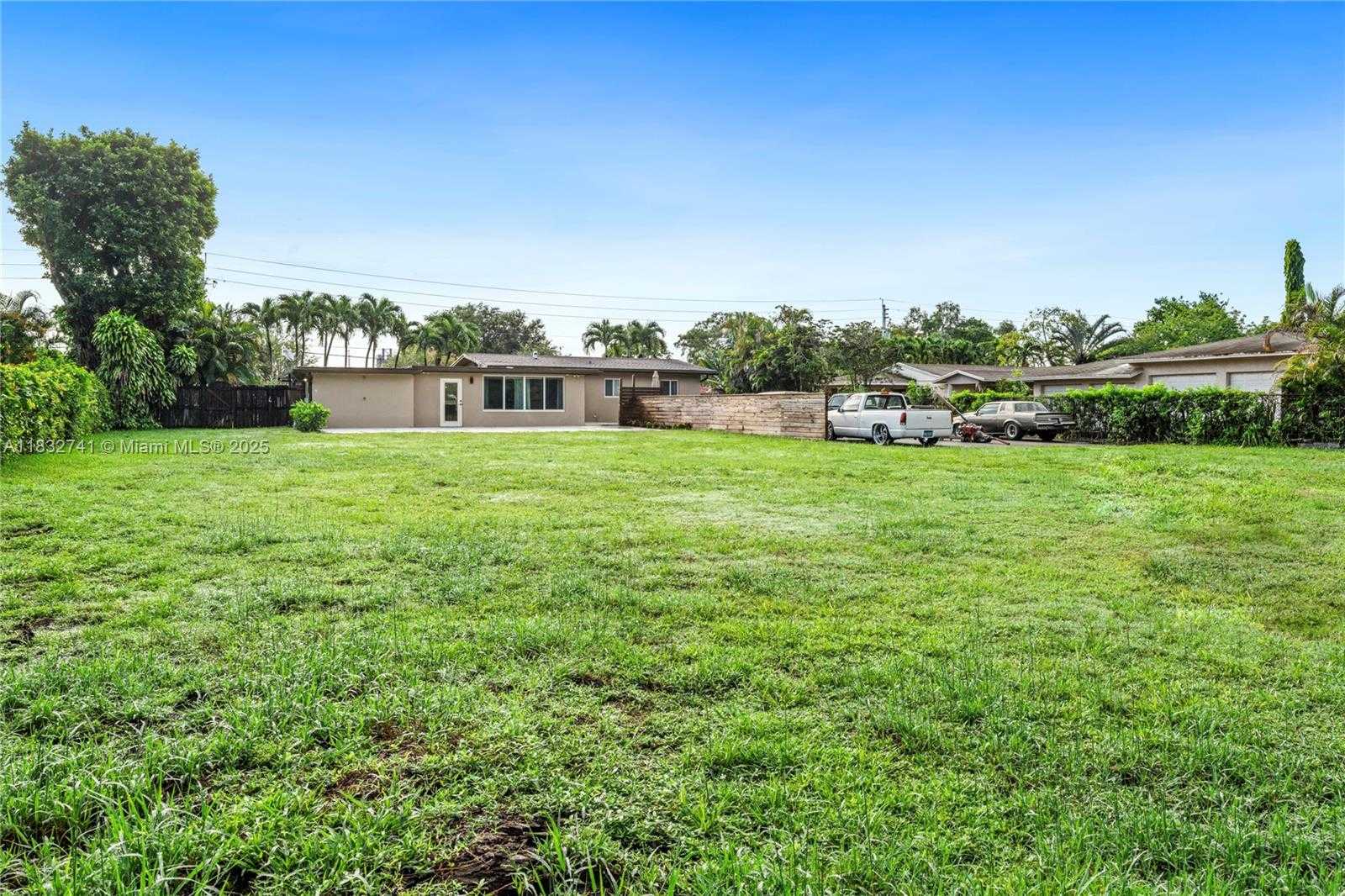 Small Image of 217 EAST ACRE DR, Plantation Number 32
