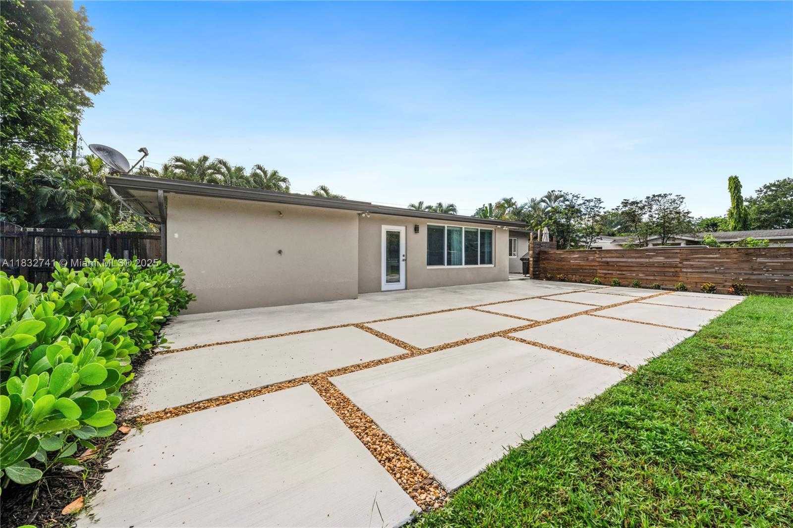 Small Image of 217 EAST ACRE DR, Plantation Number 33