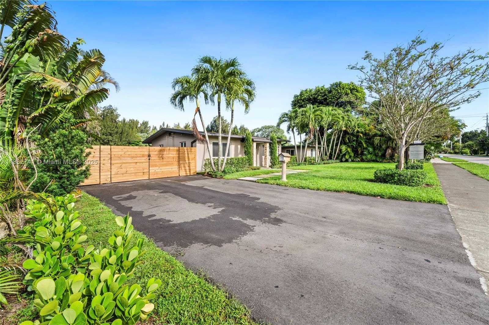 Small Image of 217 EAST ACRE DR, Plantation Number 6