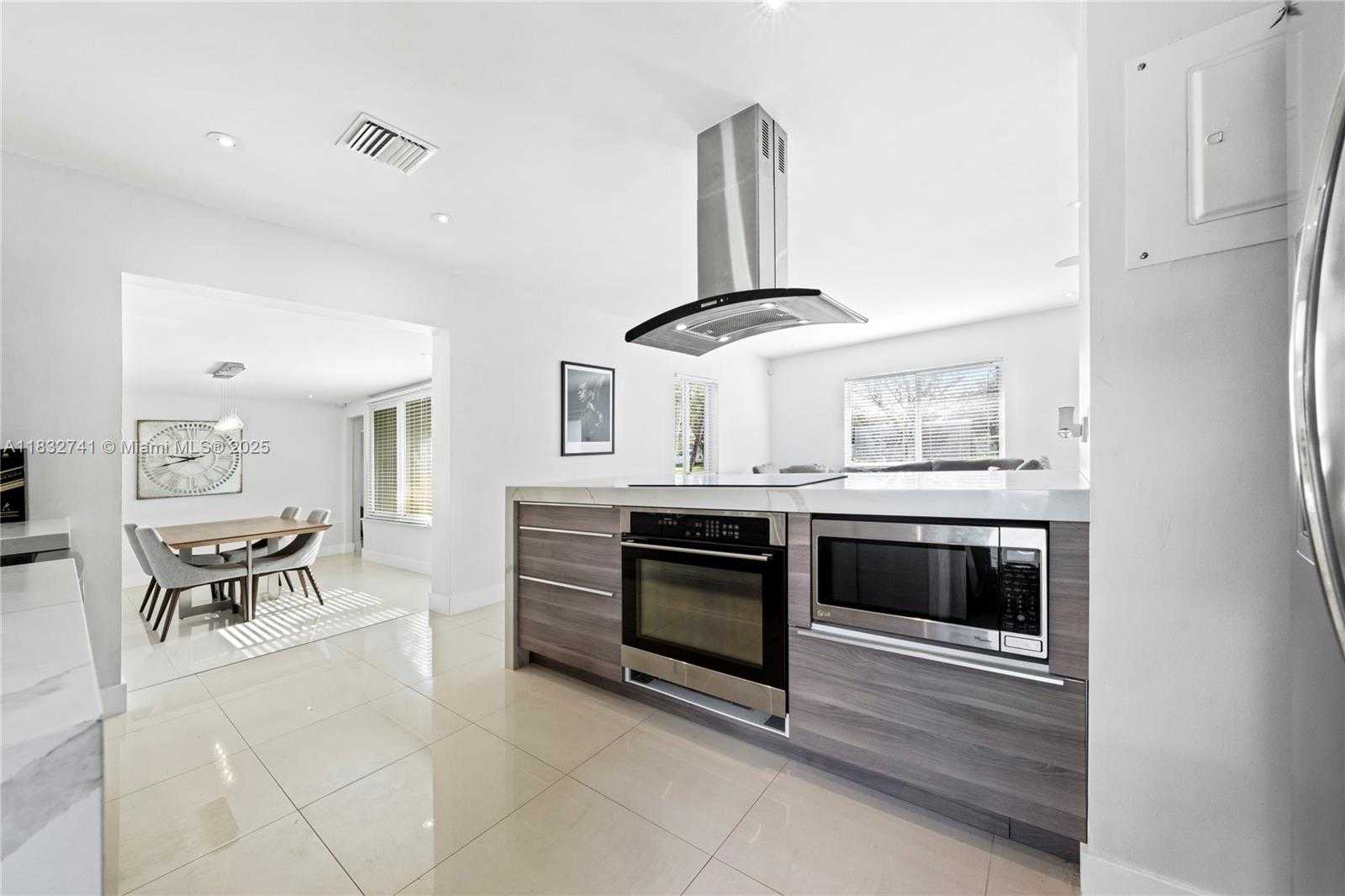 Small Image of 217 EAST ACRE DR, Plantation Number 9