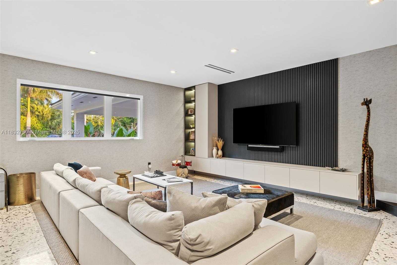 Small Image of 4800 BAY POINT RD, Miami Number 11