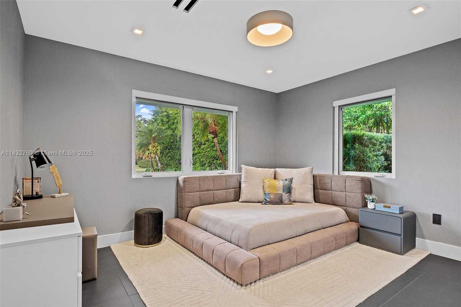 Small Image of 4800 BAY POINT RD, Miami Number 14