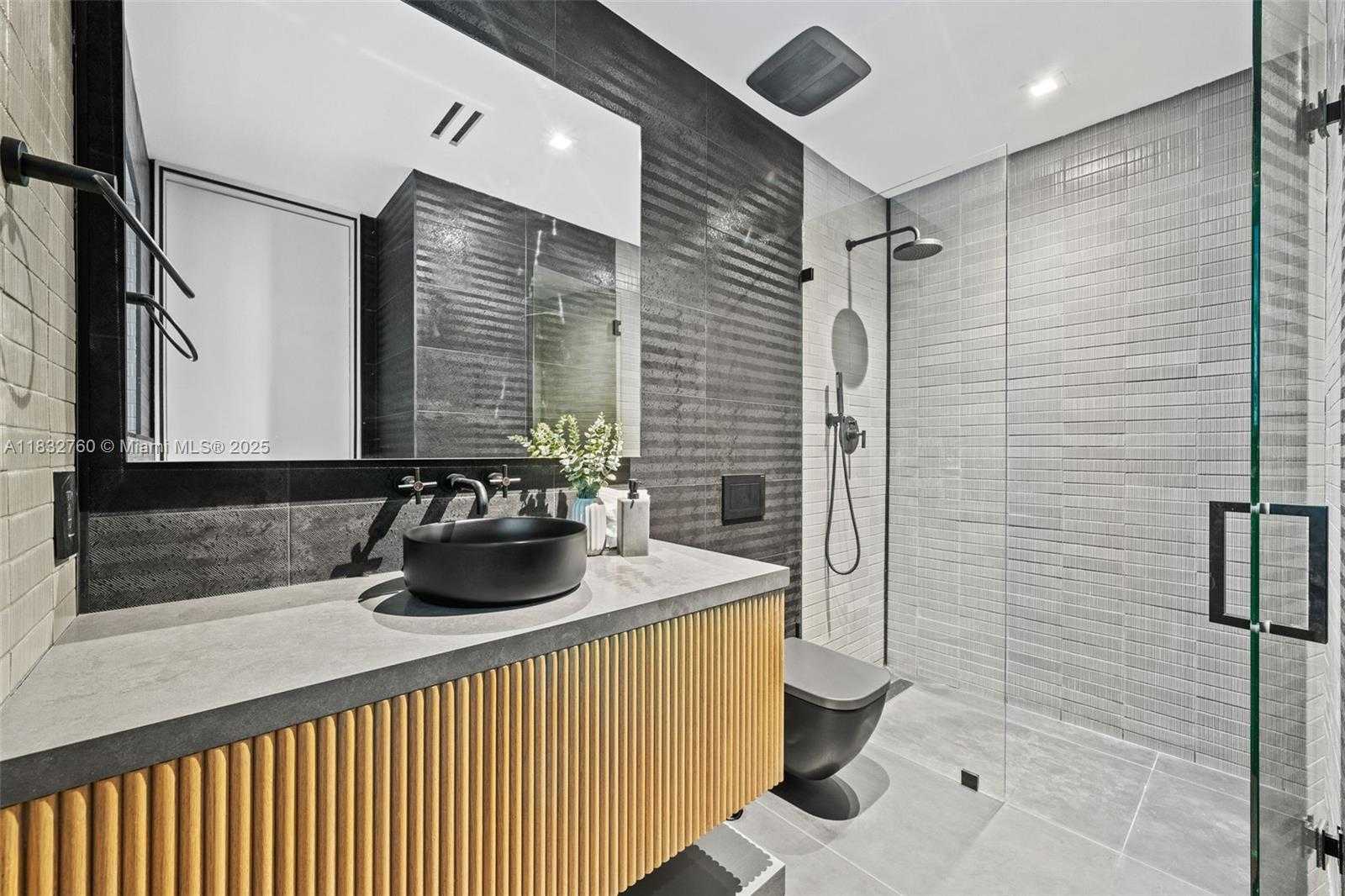 Small Image of 4800 BAY POINT RD, Miami Number 15