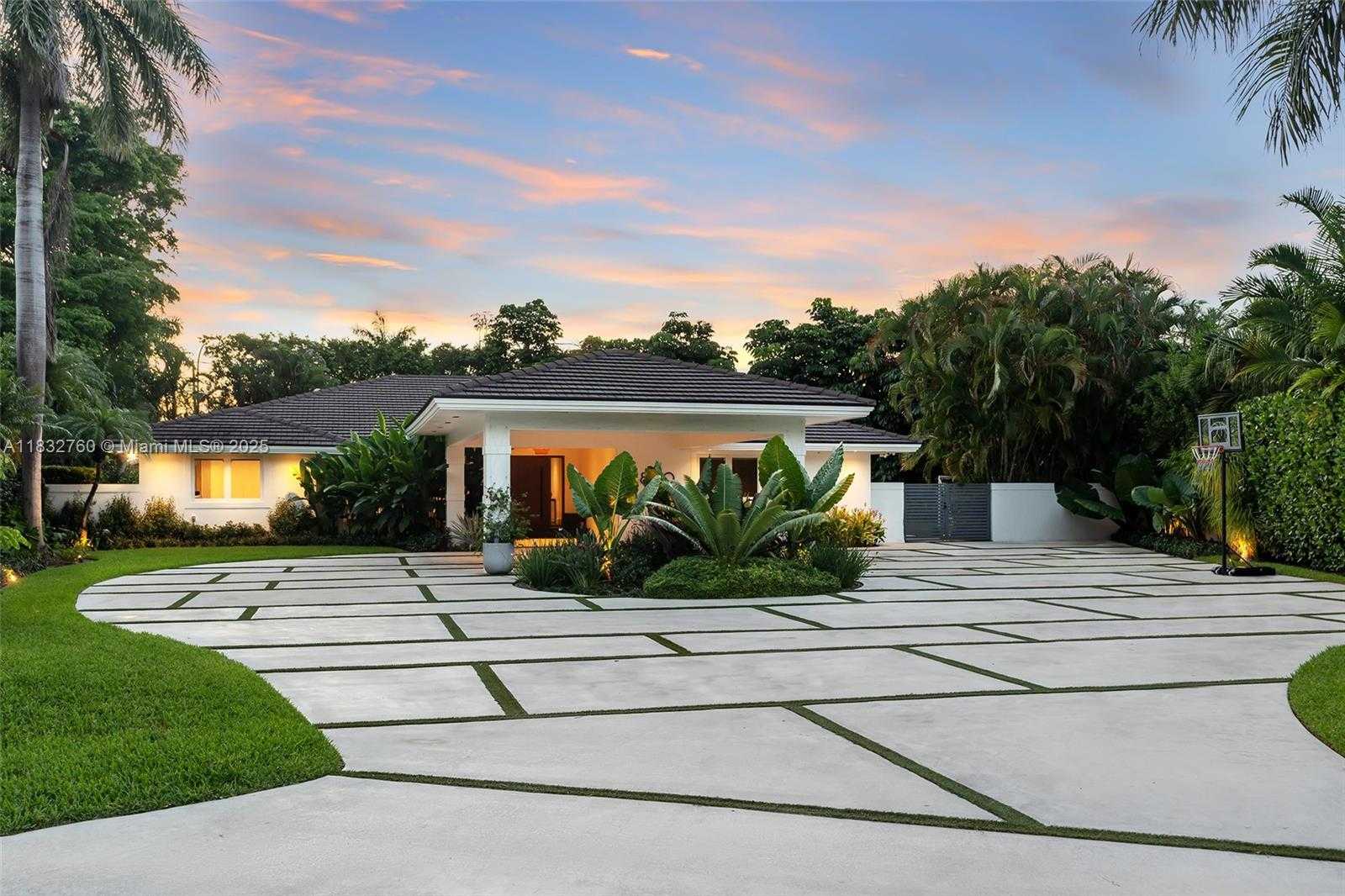 Small Image of 4800 BAY POINT RD, Miami Number 16