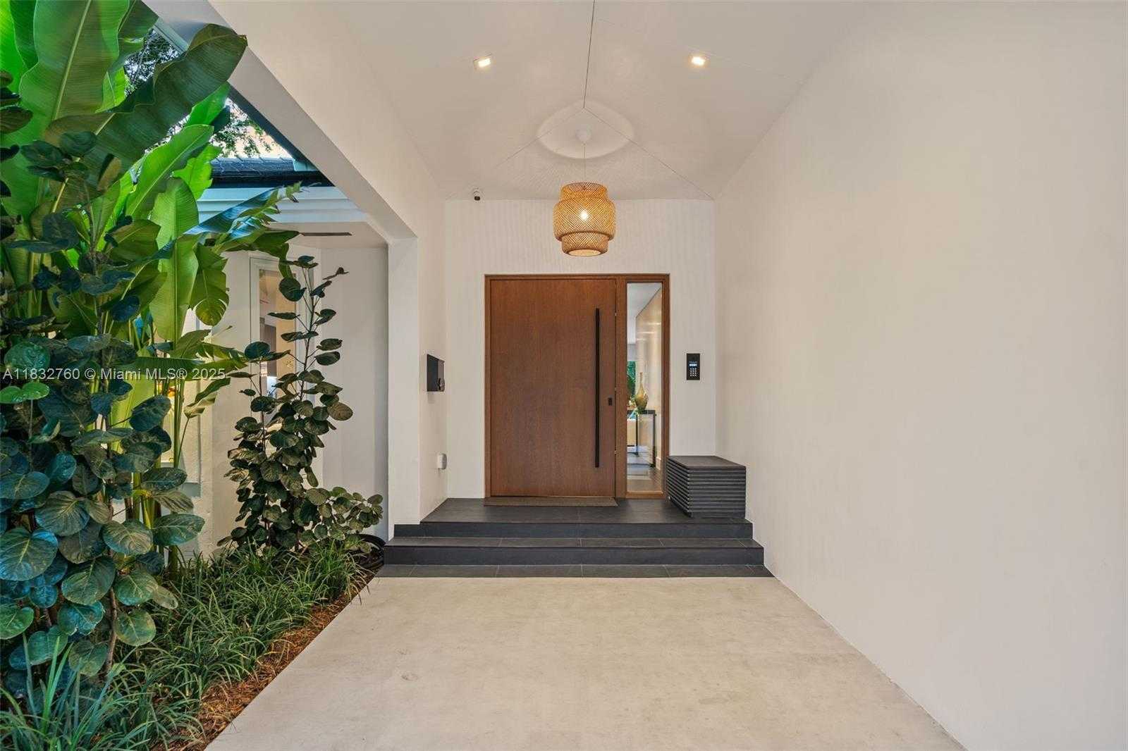 Small Image of 4800 BAY POINT RD, Miami Number 19