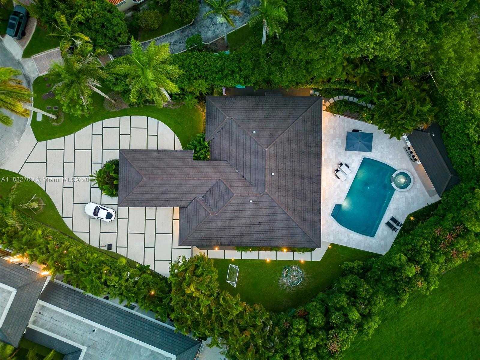 Small Image of 4800 BAY POINT RD, Miami Number 2