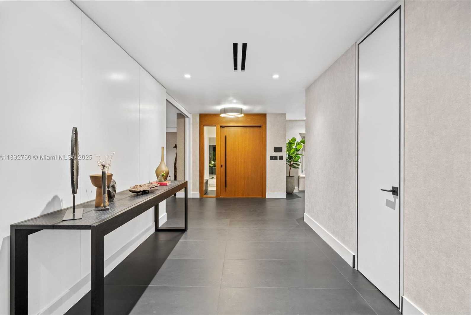 Small Image of 4800 BAY POINT RD, Miami Number 21