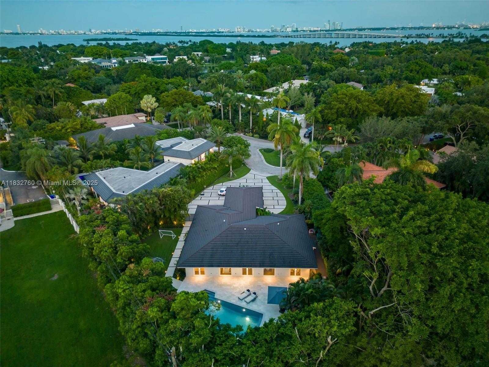 Small Image of 4800 BAY POINT RD, Miami Number 3