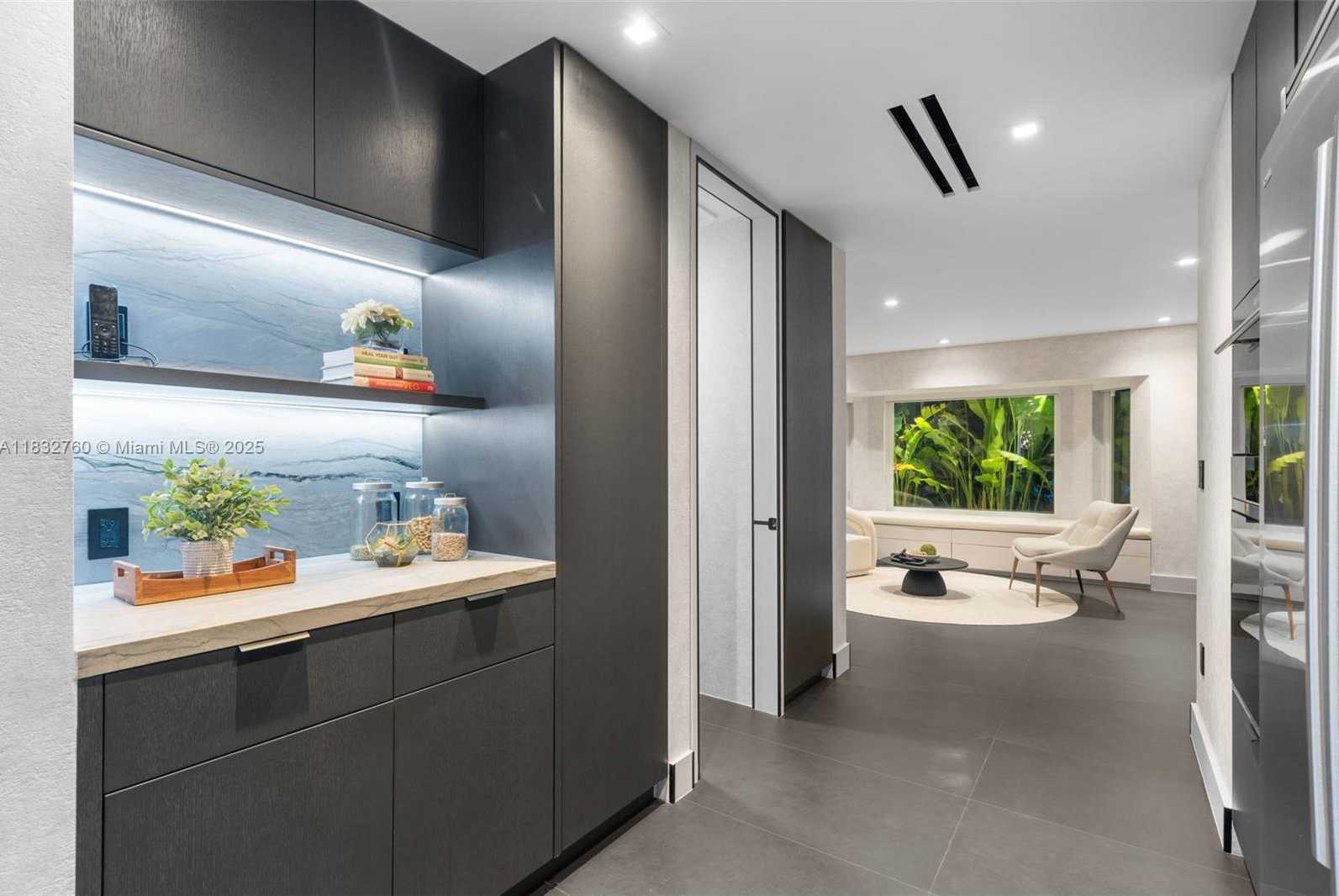 Small Image of 4800 BAY POINT RD, Miami Number 30