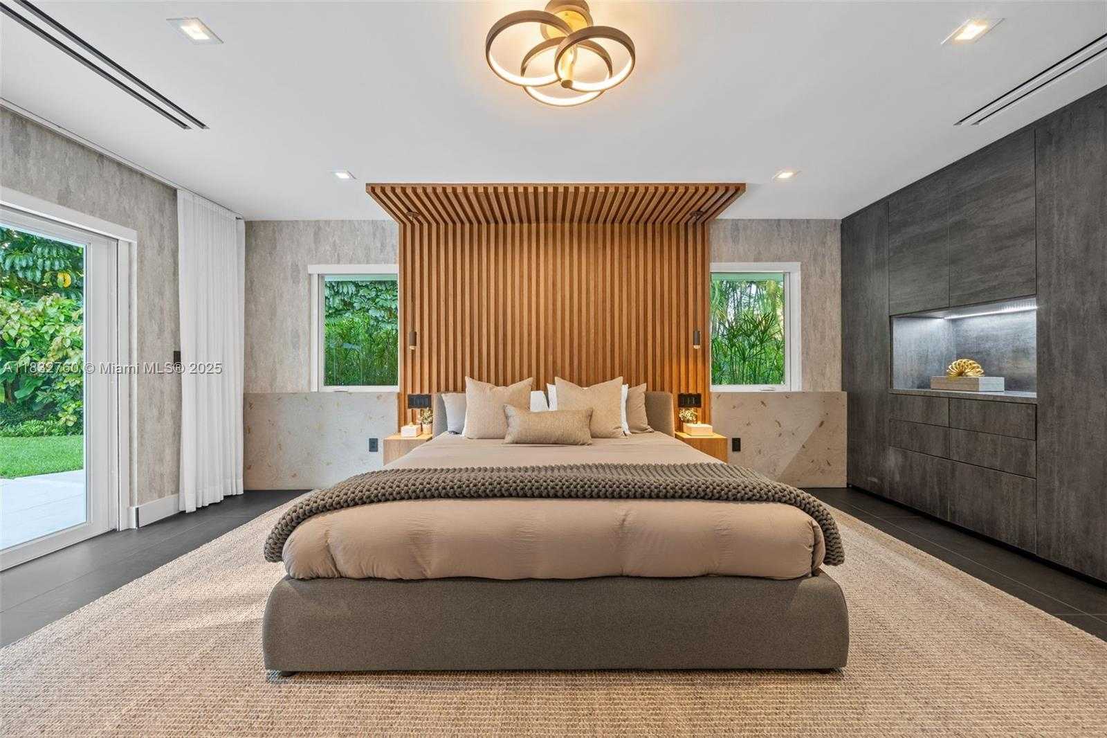 Small Image of 4800 BAY POINT RD, Miami Number 31