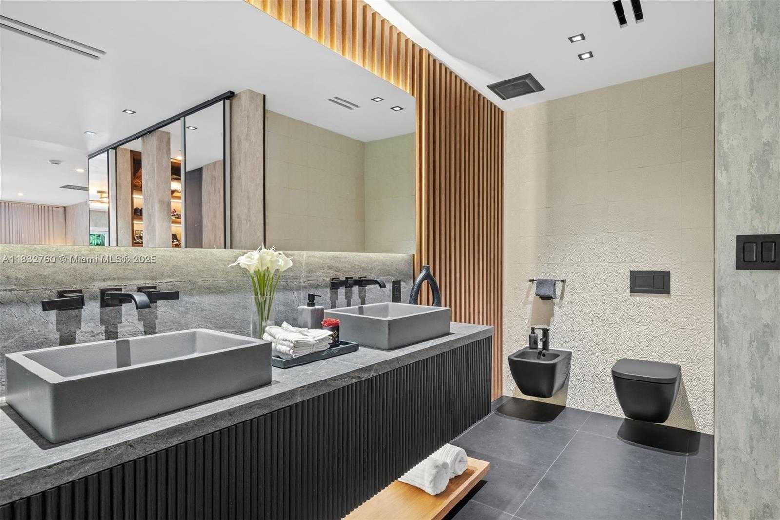 Small Image of 4800 BAY POINT RD, Miami Number 35