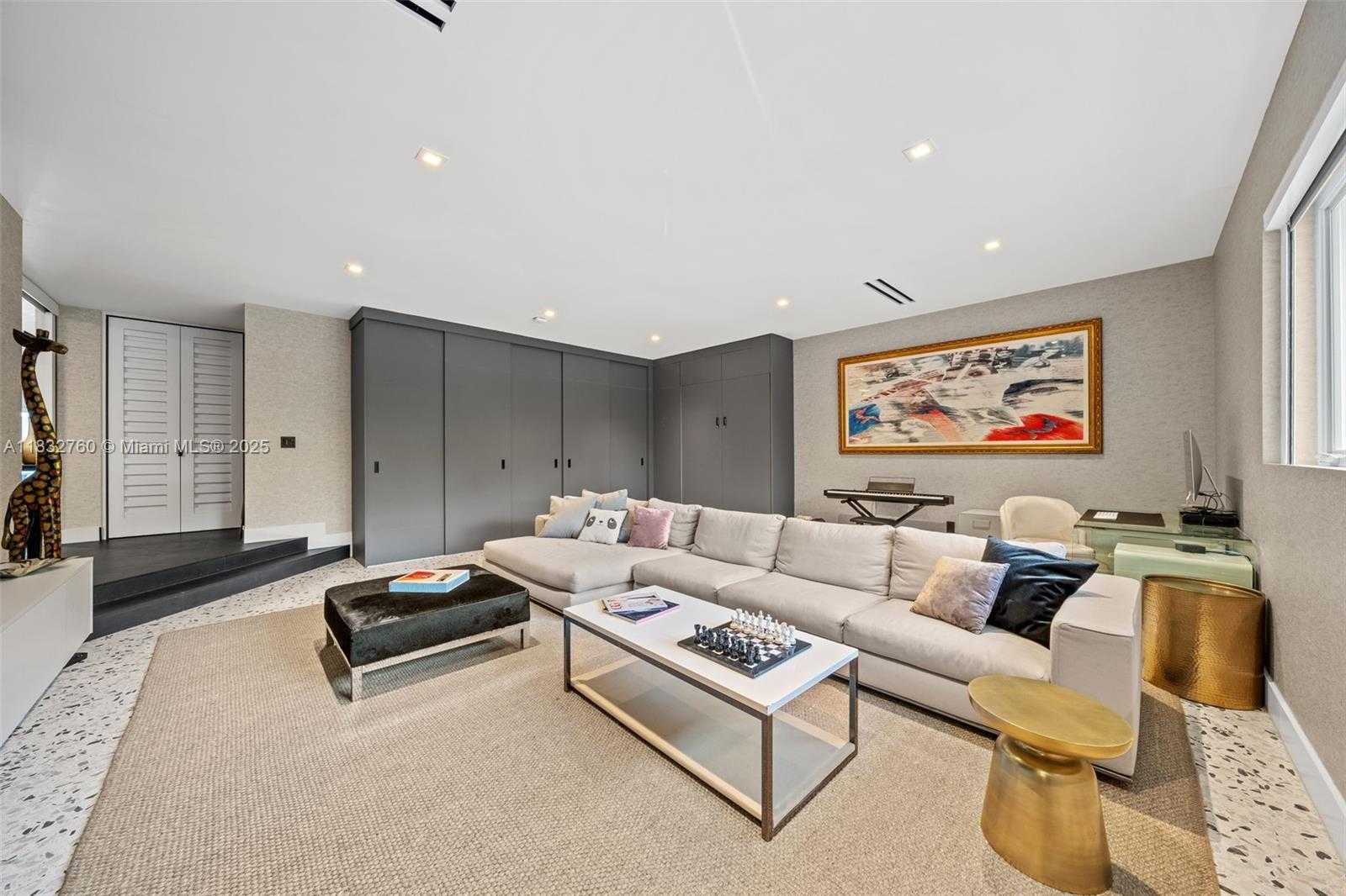Small Image of 4800 BAY POINT RD, Miami Number 38