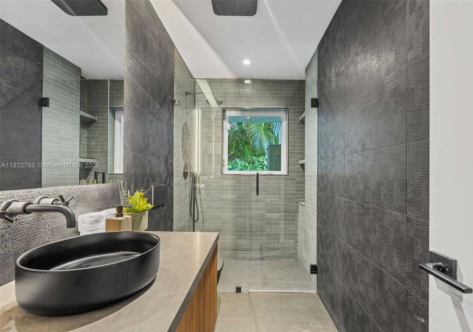 Small Image of 4800 BAY POINT RD, Miami Number 41