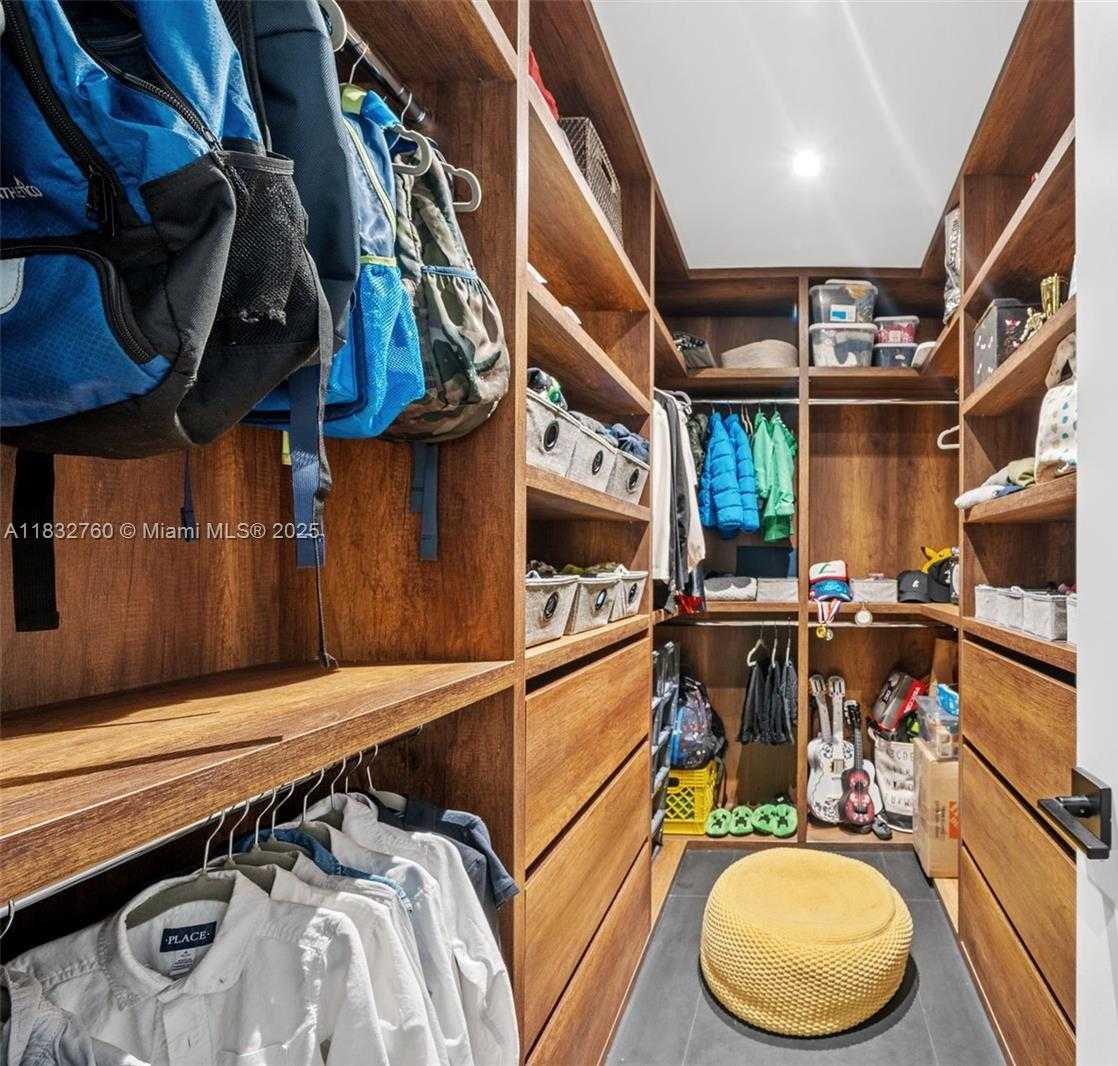 Small Image of 4800 BAY POINT RD, Miami Number 42