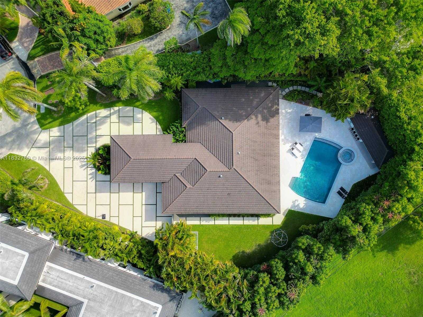 Small Image of 4800 BAY POINT RD, Miami Number 43