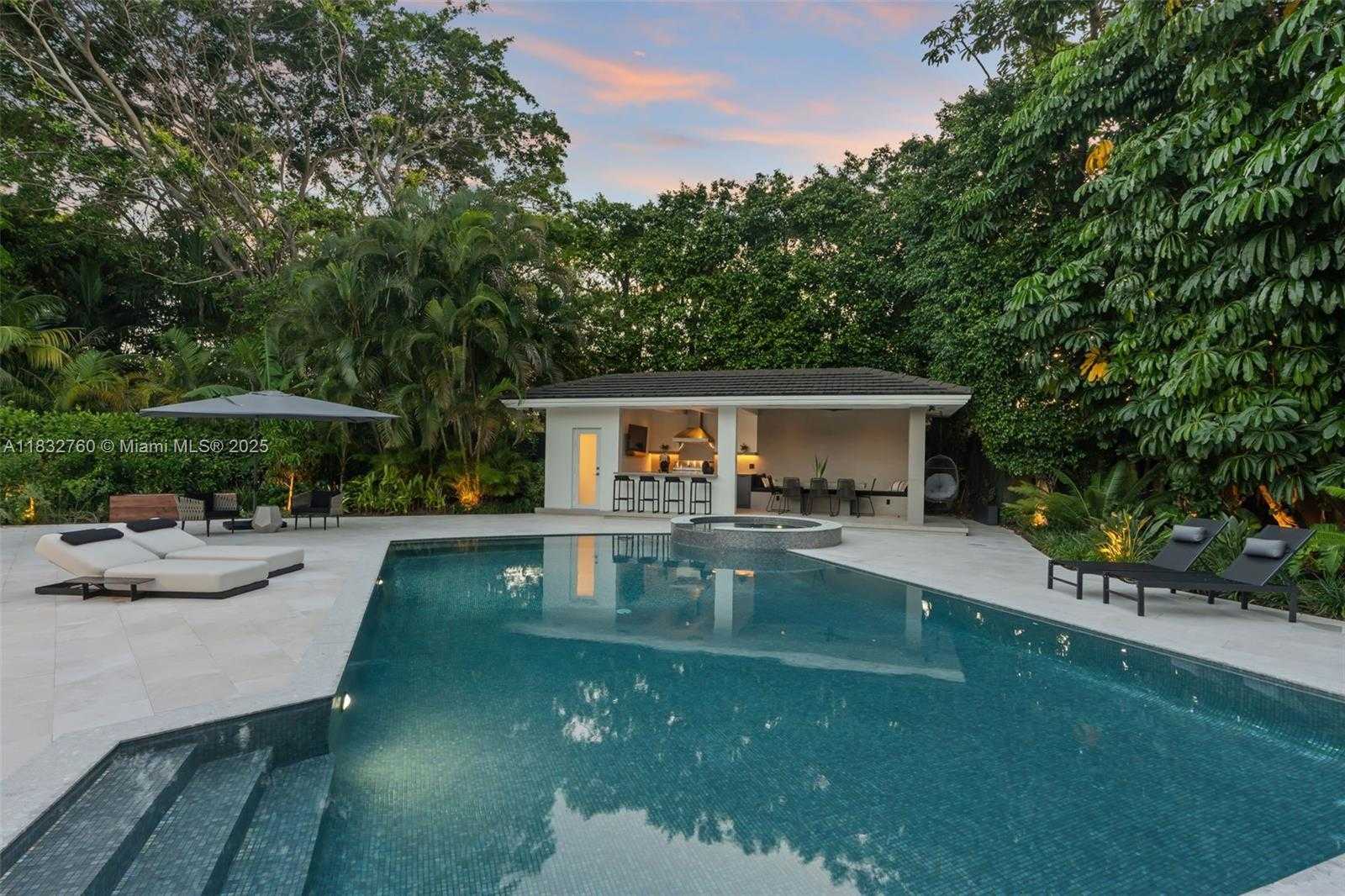 Small Image of 4800 BAY POINT RD, Miami Number 5