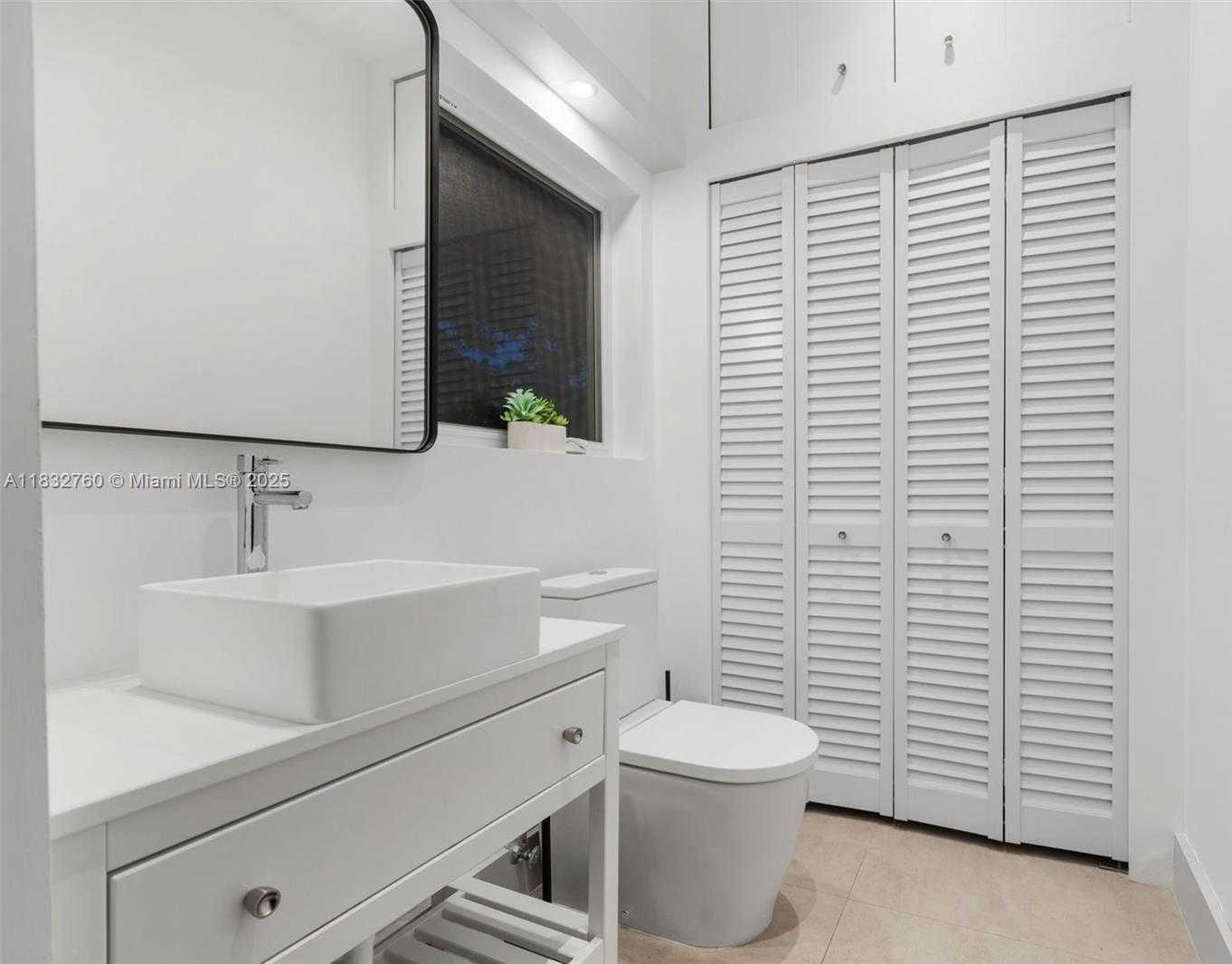Small Image of 4800 BAY POINT RD, Miami Number 50
