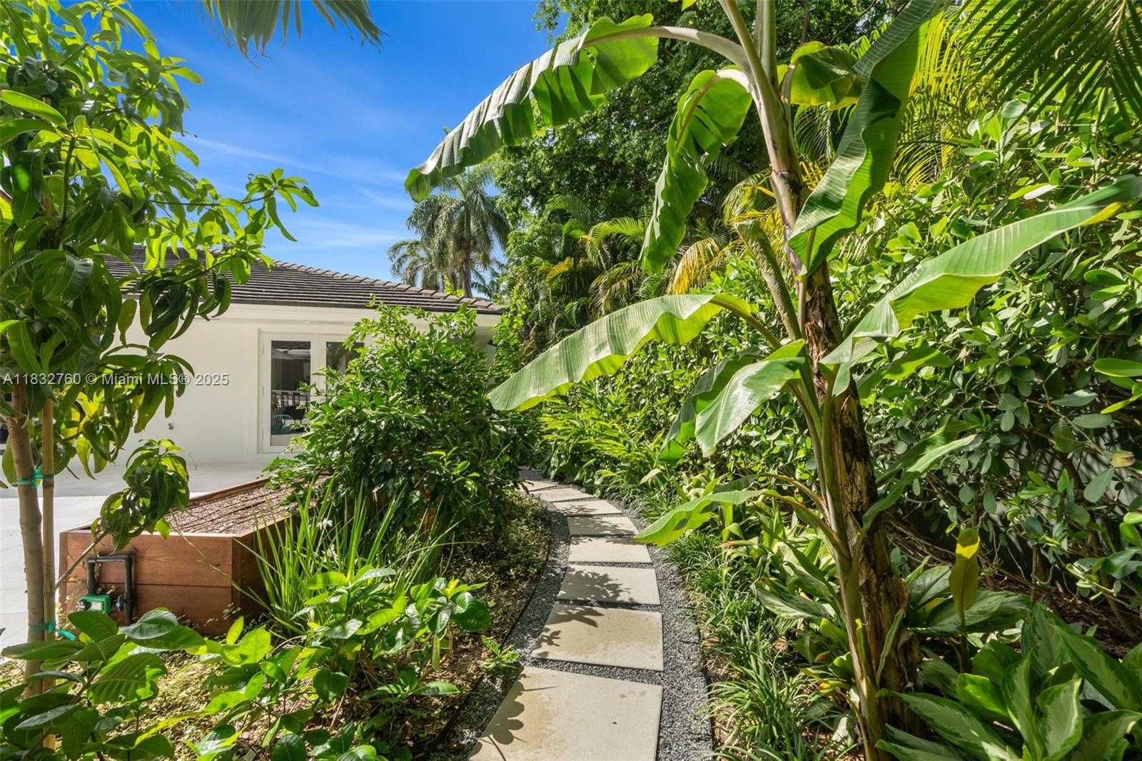 Small Image of 4800 BAY POINT RD, Miami Number 51