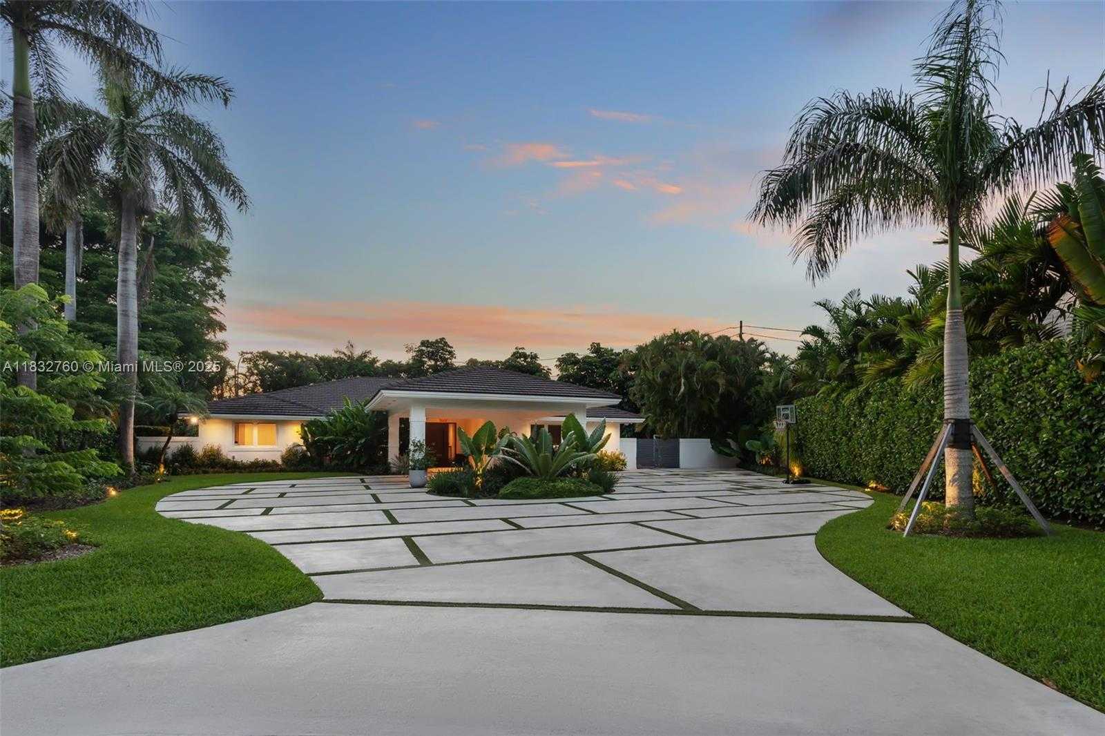 Small Image of 4800 BAY POINT RD, Miami Number 56