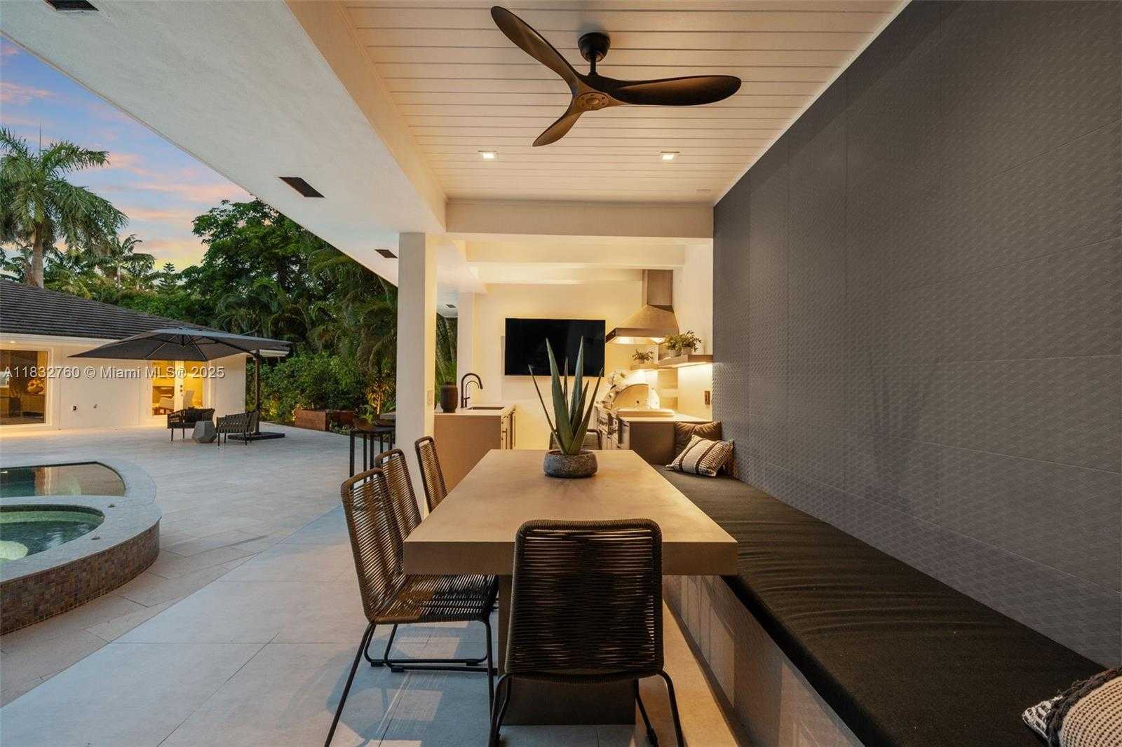 Small Image of 4800 BAY POINT RD, Miami Number 60
