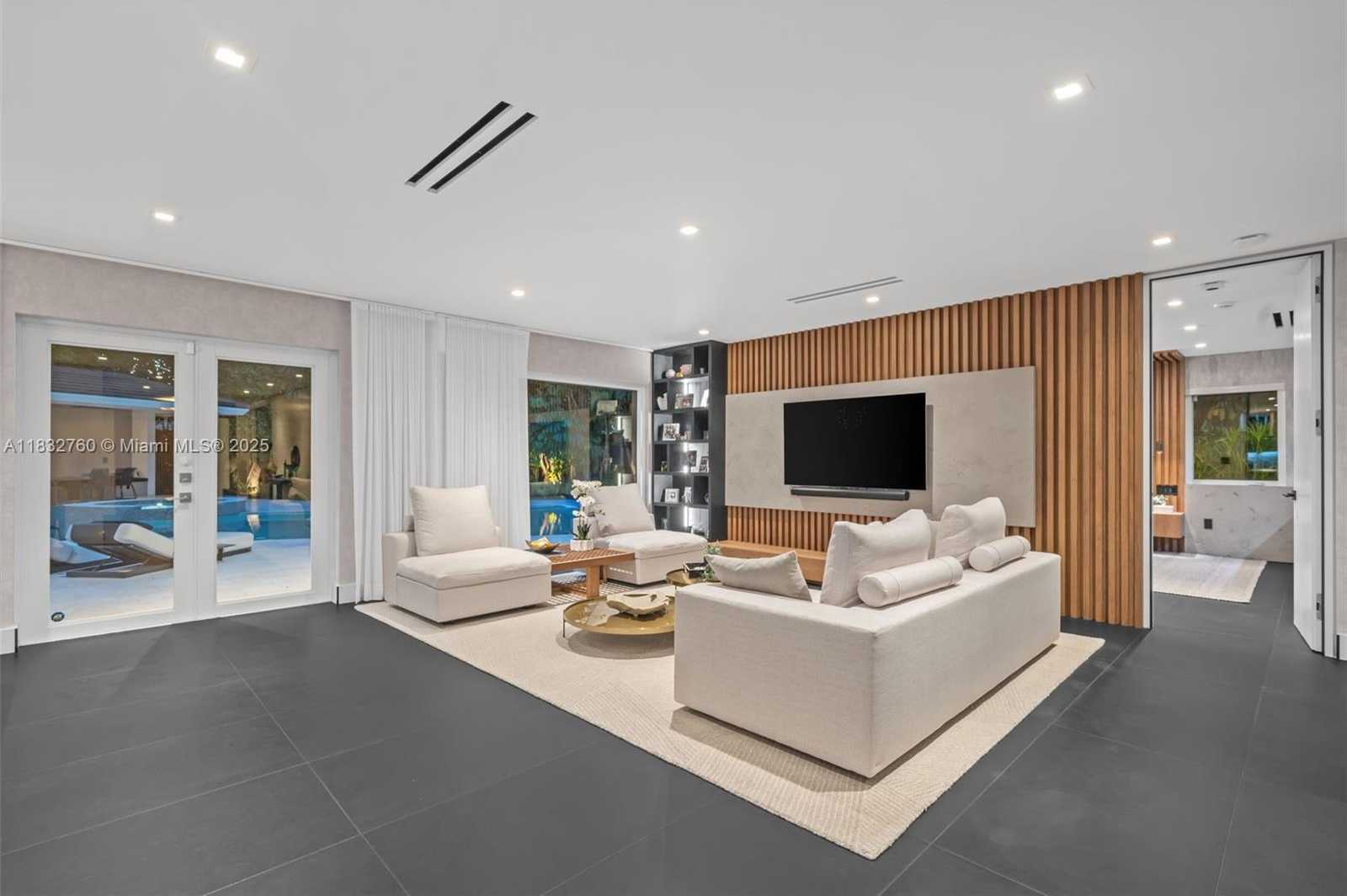Small Image of 4800 BAY POINT RD, Miami Number 62
