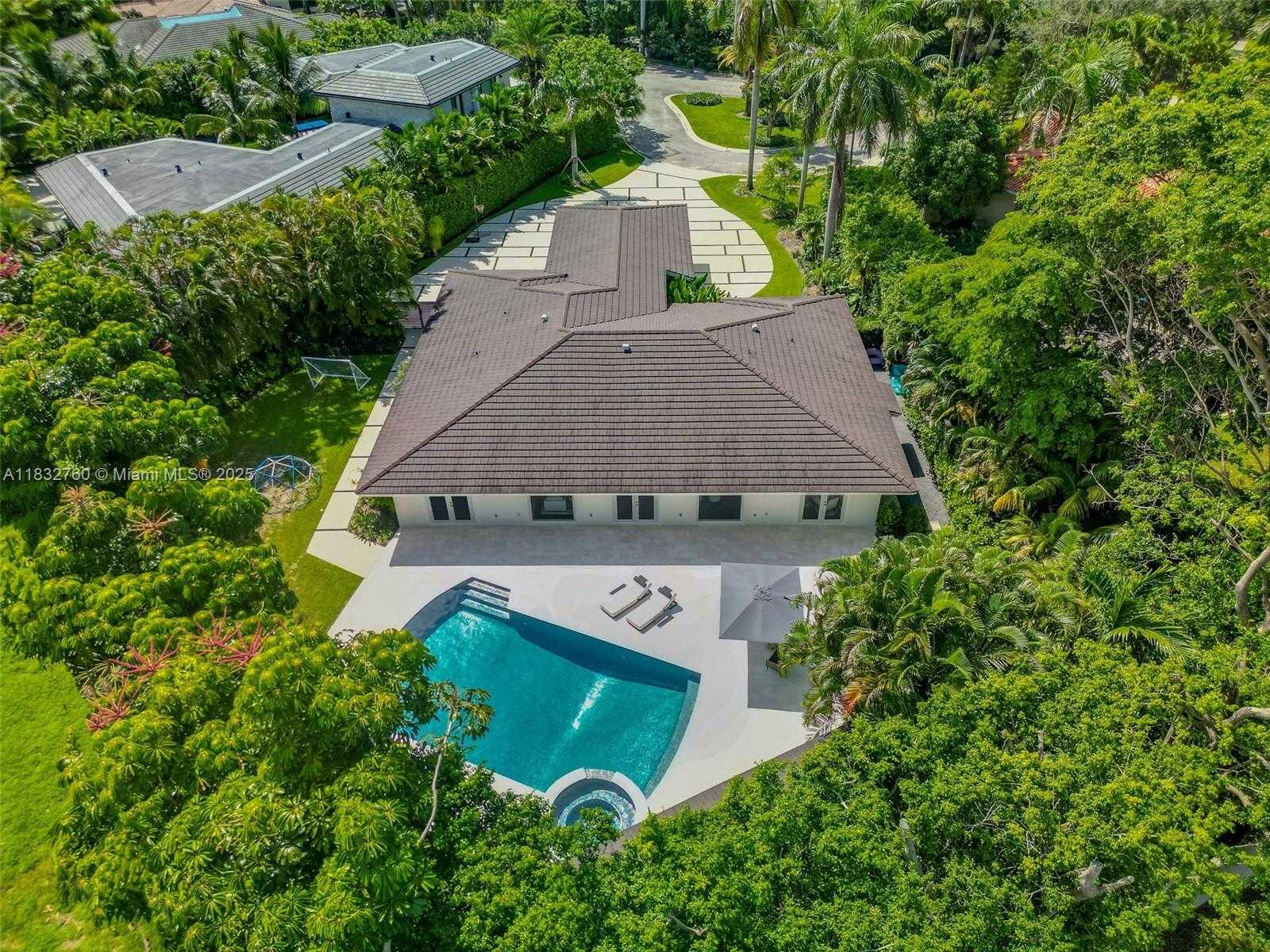 Small Image of 4800 BAY POINT RD, Miami Number 74