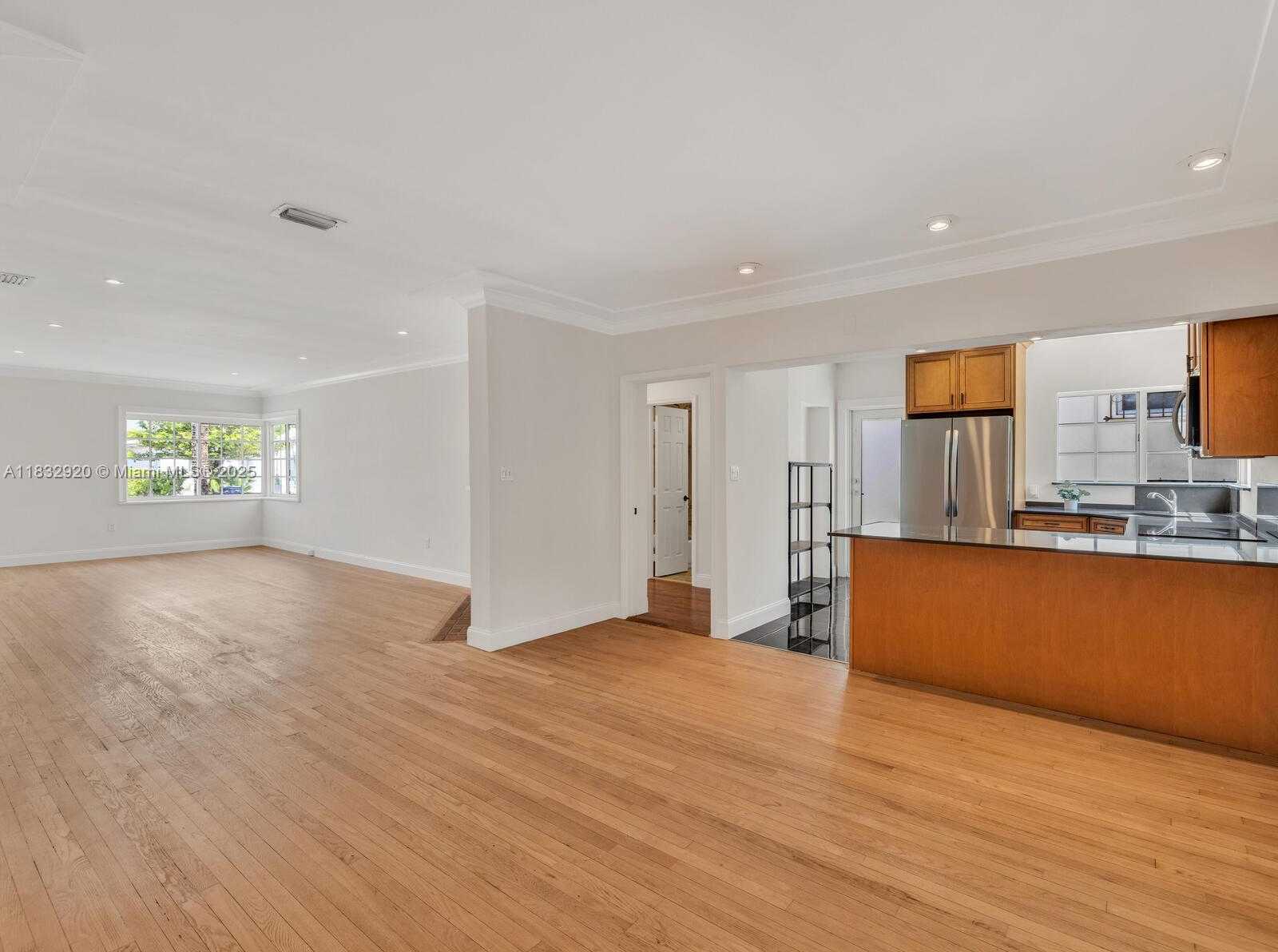 Small Image of 9033 CARLYLE AVE, Surfside Number 11