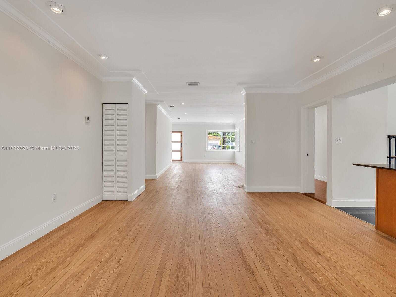 Small Image of 9033 CARLYLE AVE, Surfside Number 12