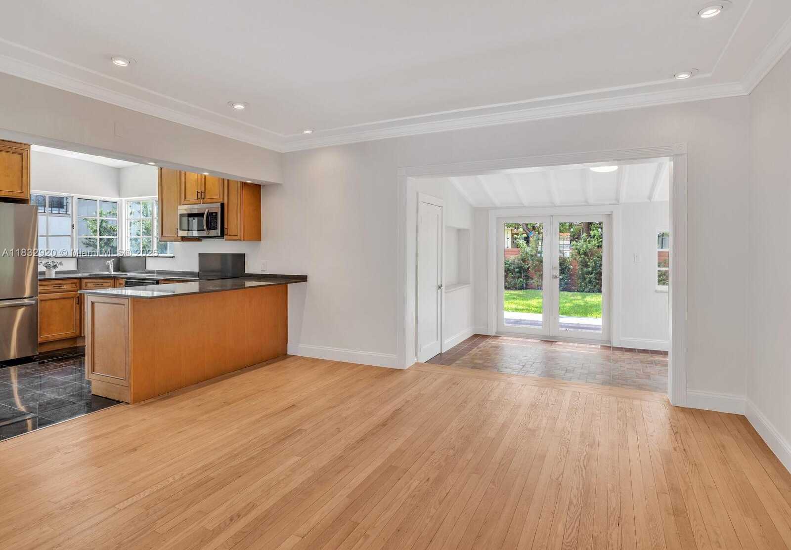 Small Image of 9033 CARLYLE AVE, Surfside Number 13