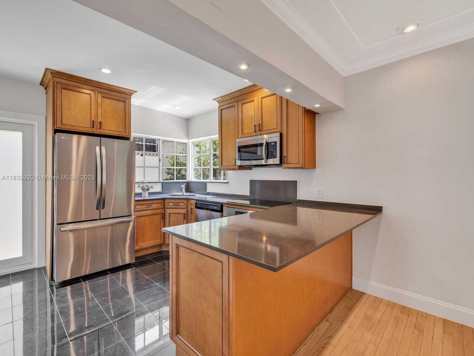 Small Image of 9033 CARLYLE AVE, Surfside Number 14