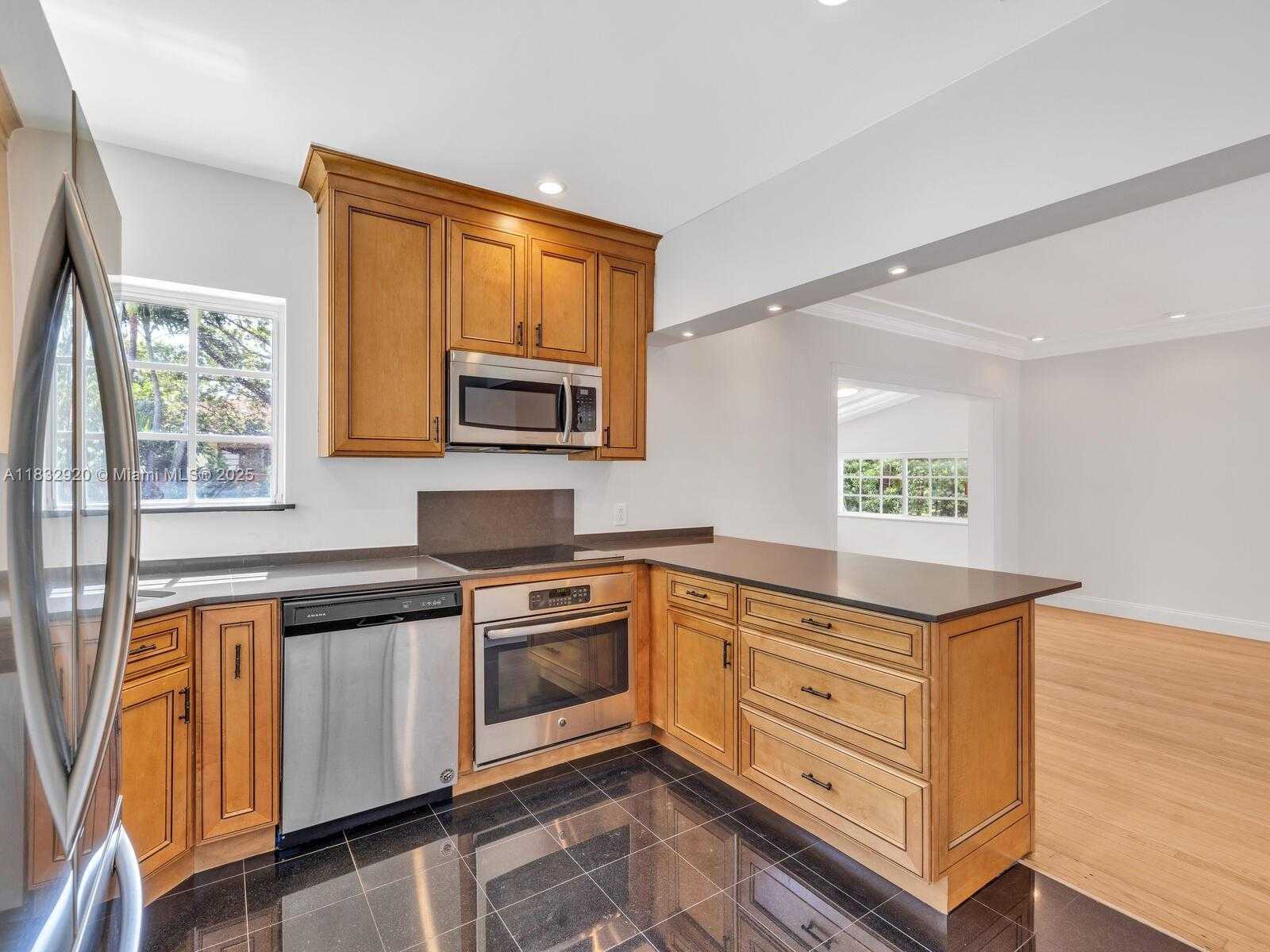 Small Image of 9033 CARLYLE AVE, Surfside Number 15