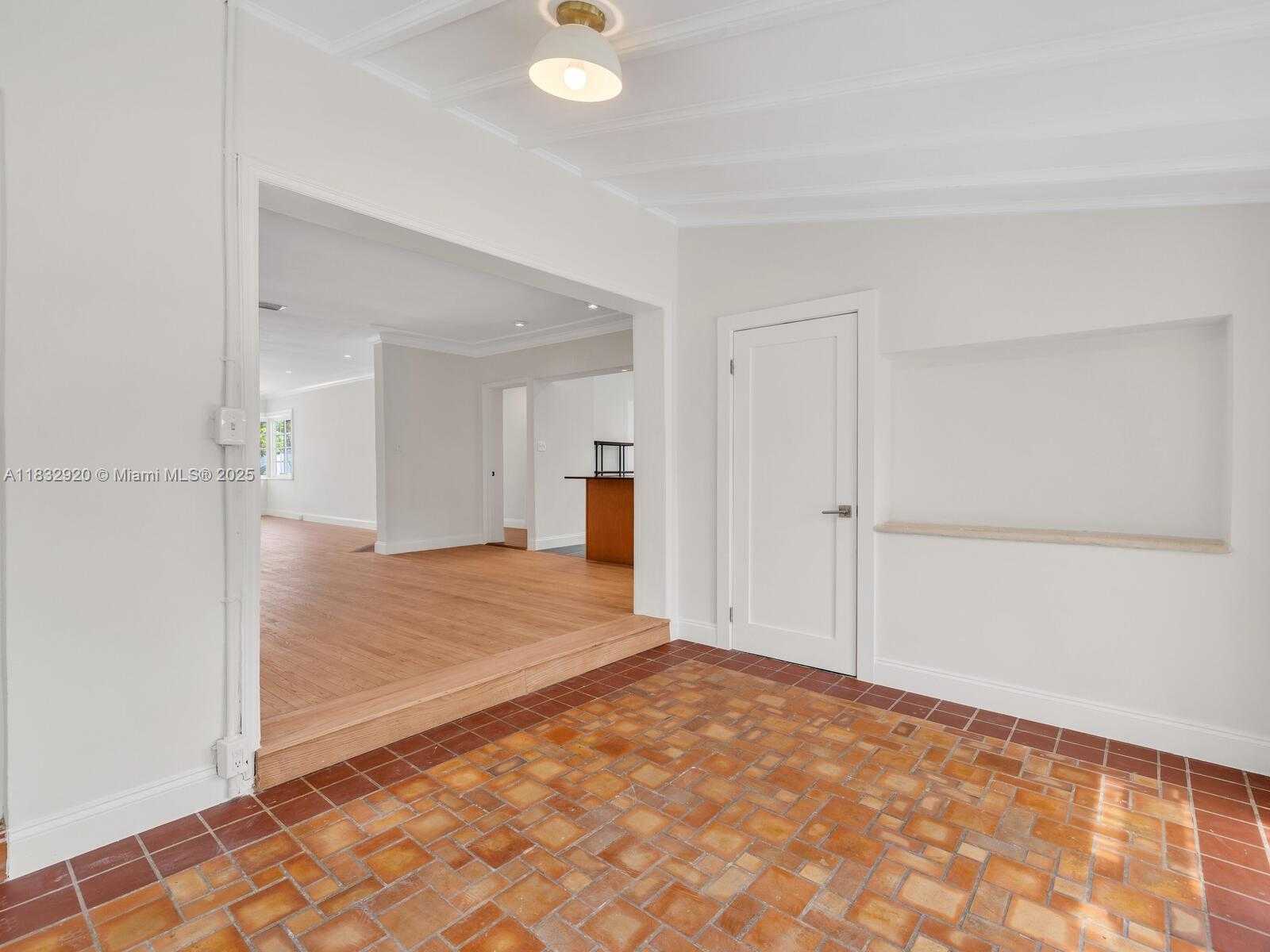 Small Image of 9033 CARLYLE AVE, Surfside Number 16
