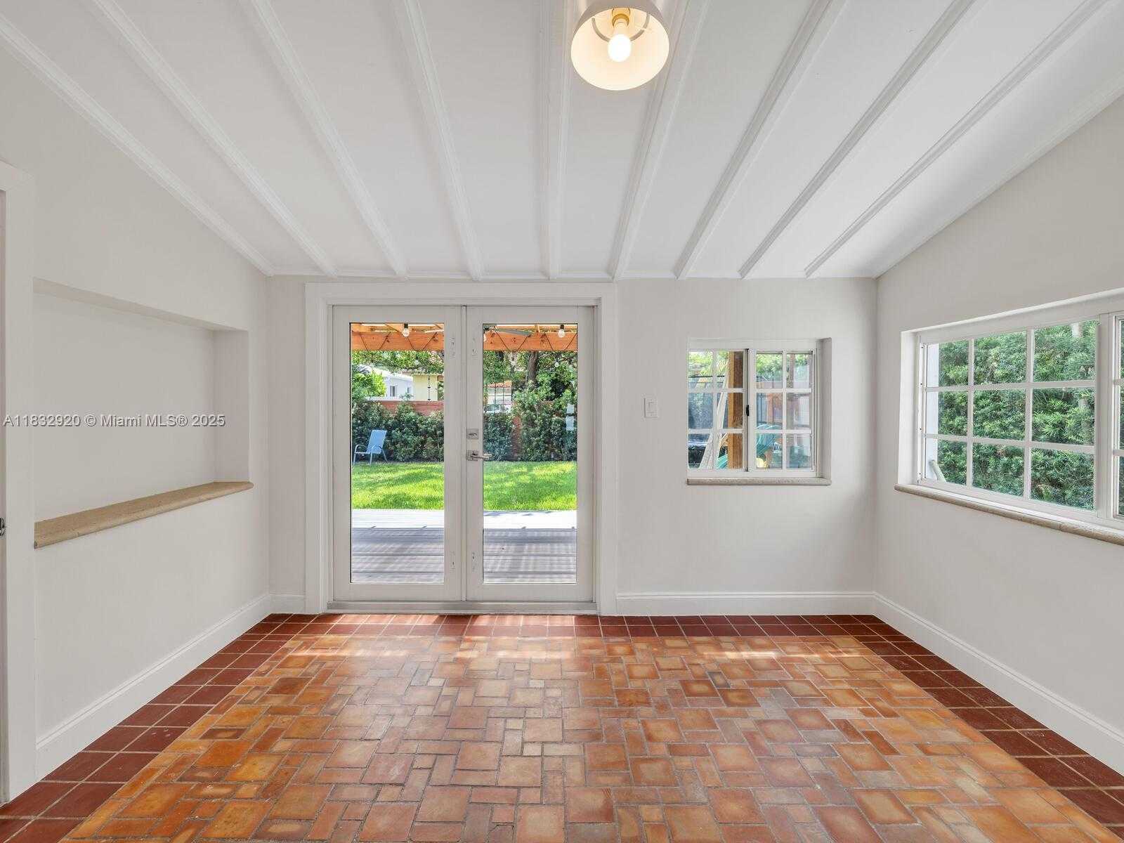 Small Image of 9033 CARLYLE AVE, Surfside Number 17