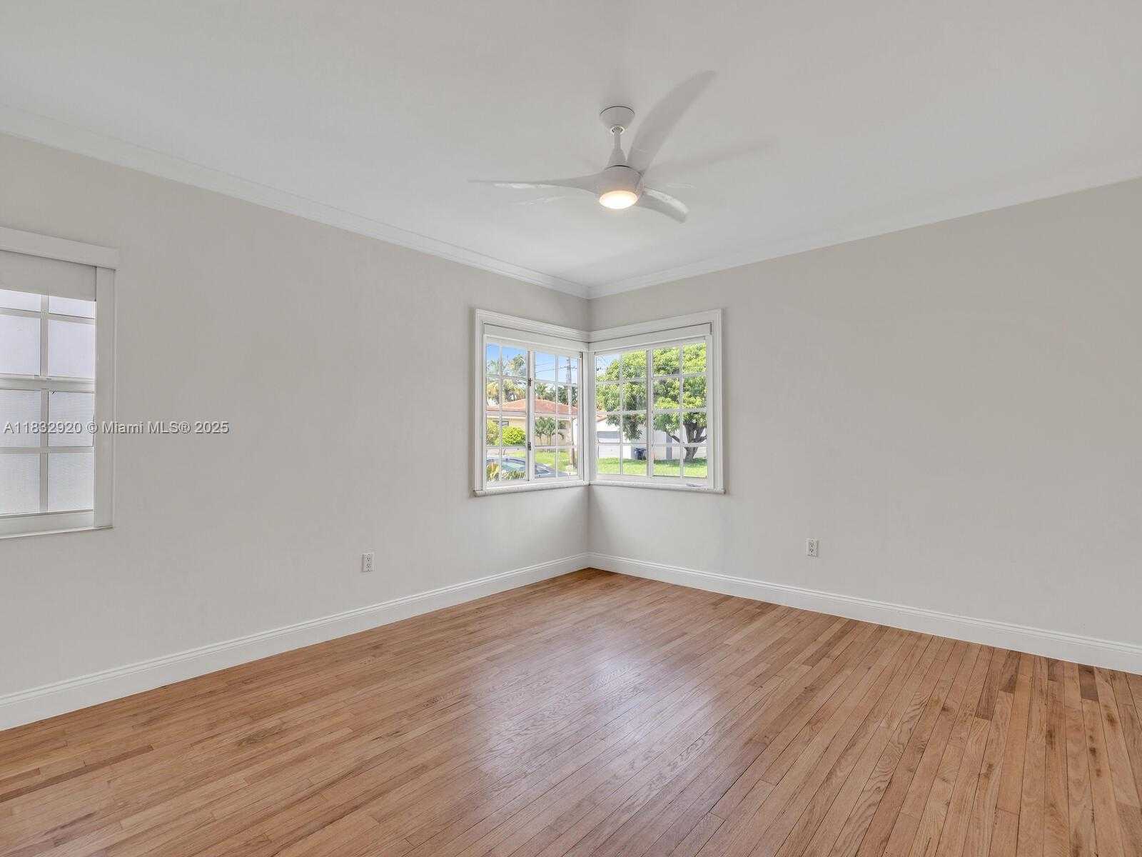 Small Image of 9033 CARLYLE AVE, Surfside Number 19