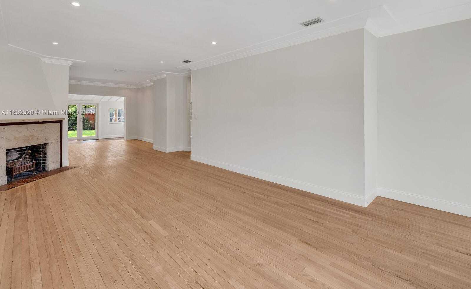 Small Image of 9033 CARLYLE AVE, Surfside Number 2