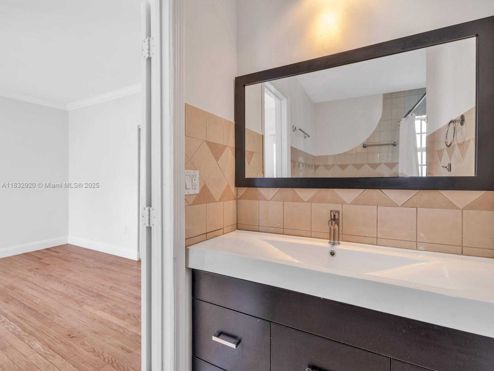Small Image of 9033 CARLYLE AVE, Surfside Number 21
