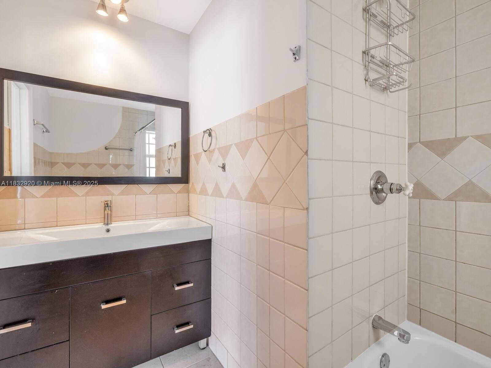 Small Image of 9033 CARLYLE AVE, Surfside Number 22